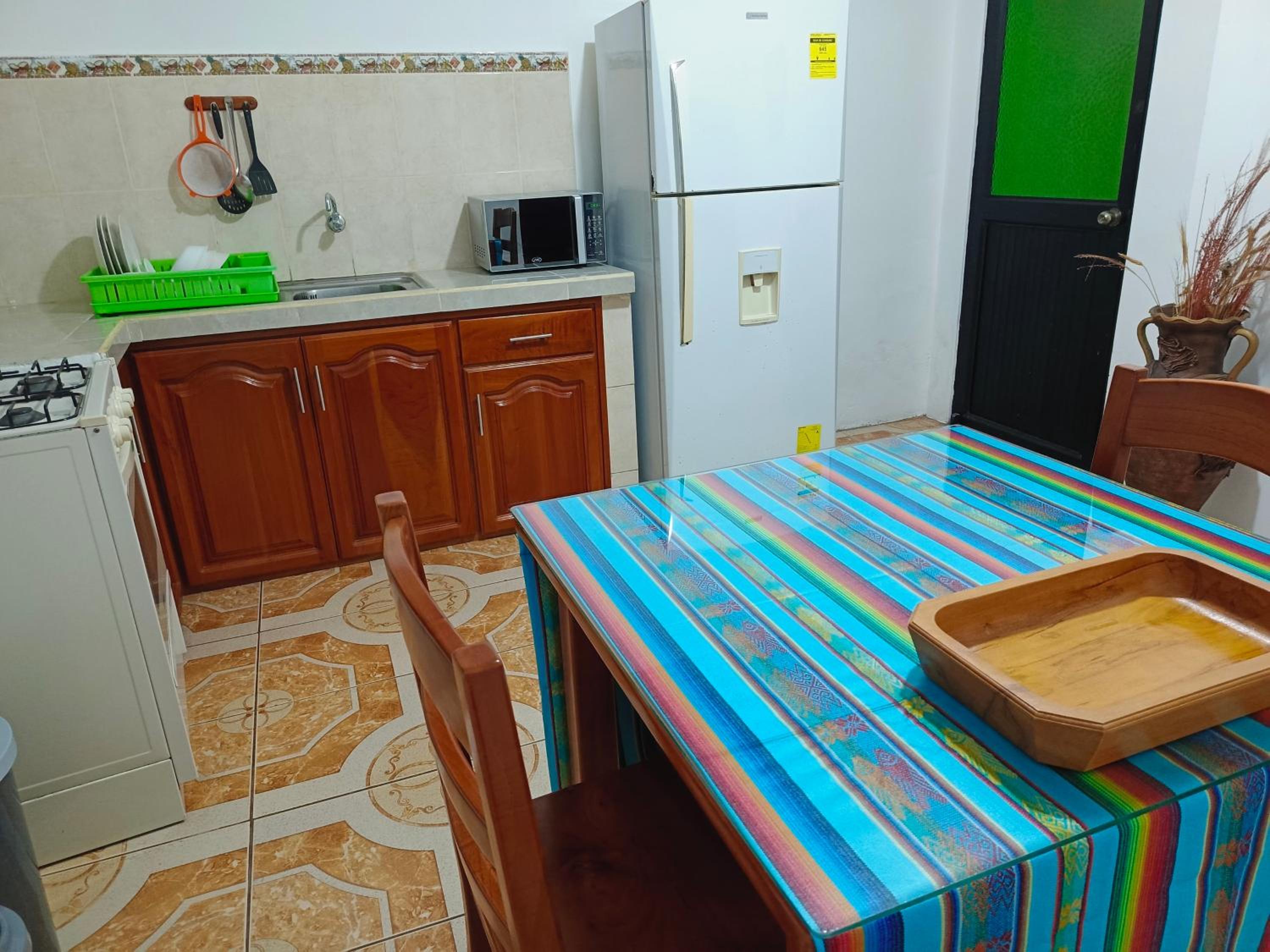 Teresita's House Suites con cocina privada , ideal para parejas, AC, wifi agua caliente, cerca del aeropuerto, a pocos pasos del malecón San Cristóbal