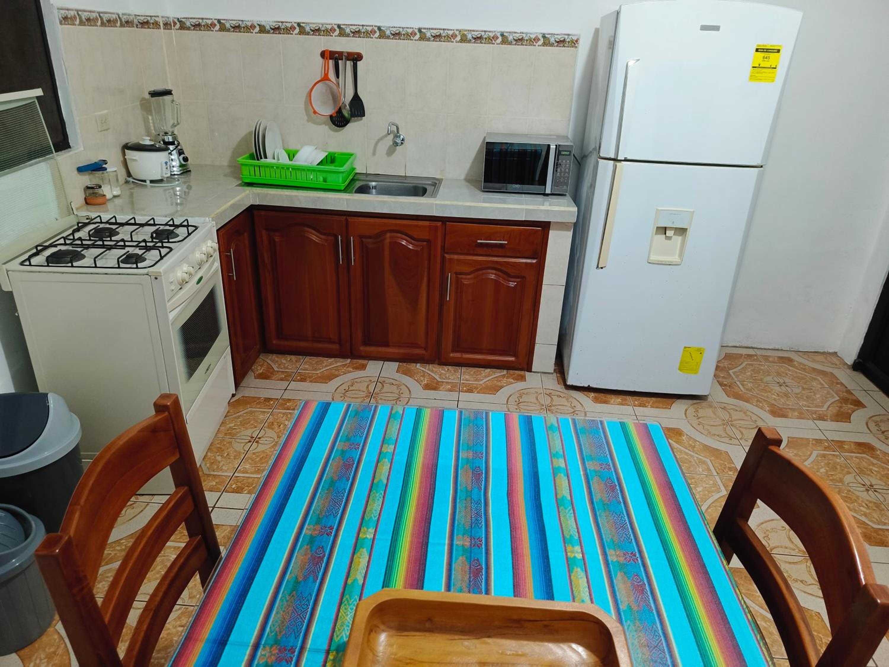 Teresita's House Suites con cocina privada , ideal para parejas, AC, wifi agua caliente, cerca del aeropuerto, a pocos pasos del malecón San Cristóbal