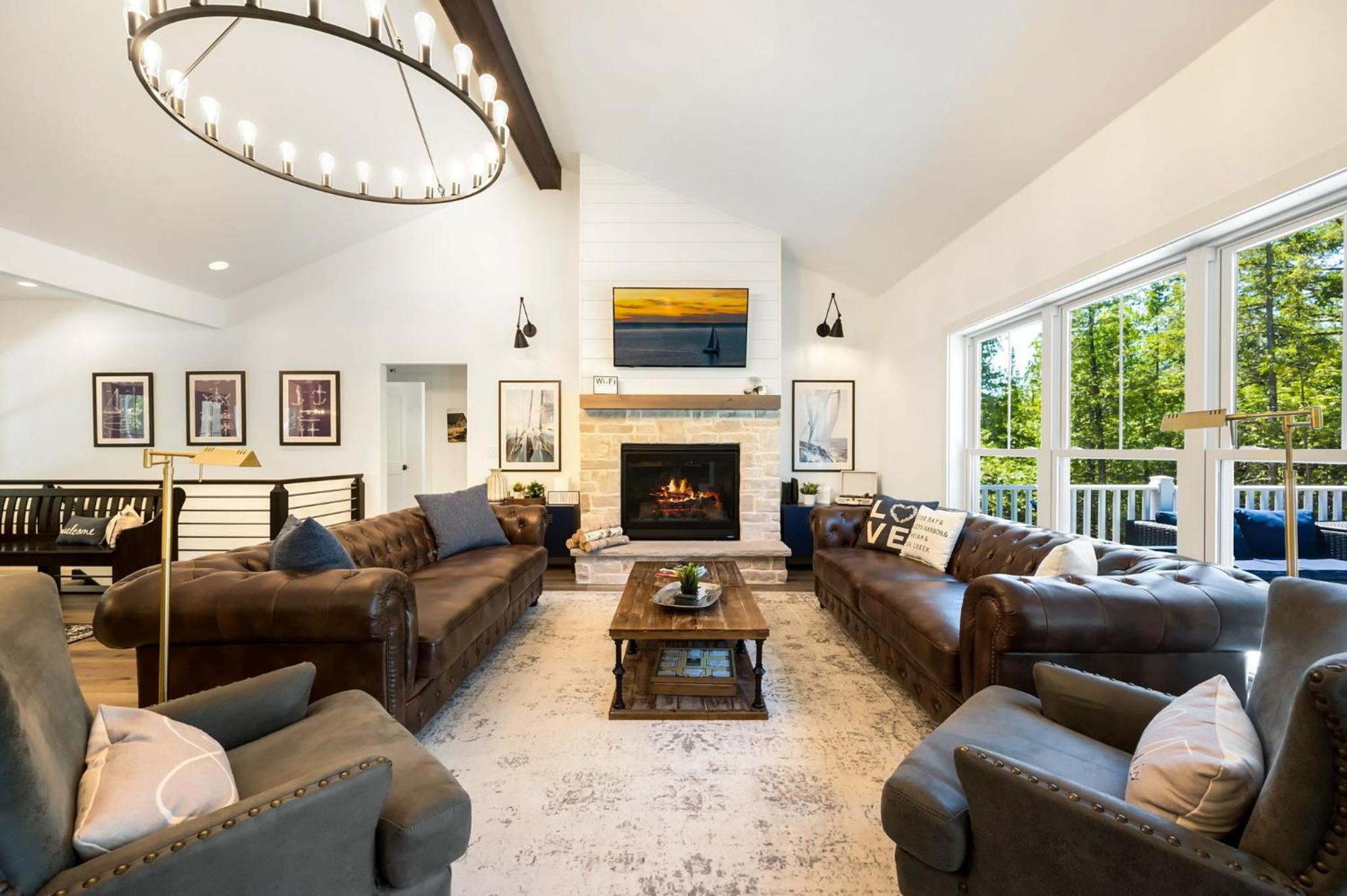 Luxury Retreat with Hot Tub The Ephraim House view 4