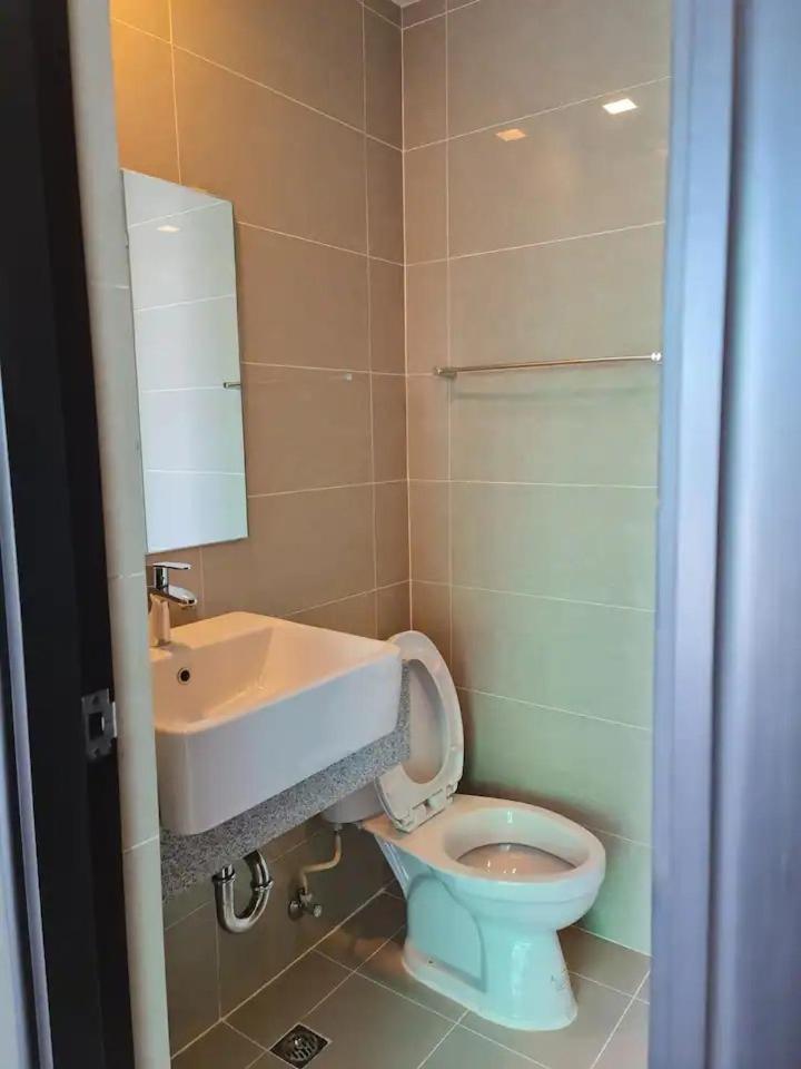 Quiet and Cozy 1BR Hub at BGC view 3