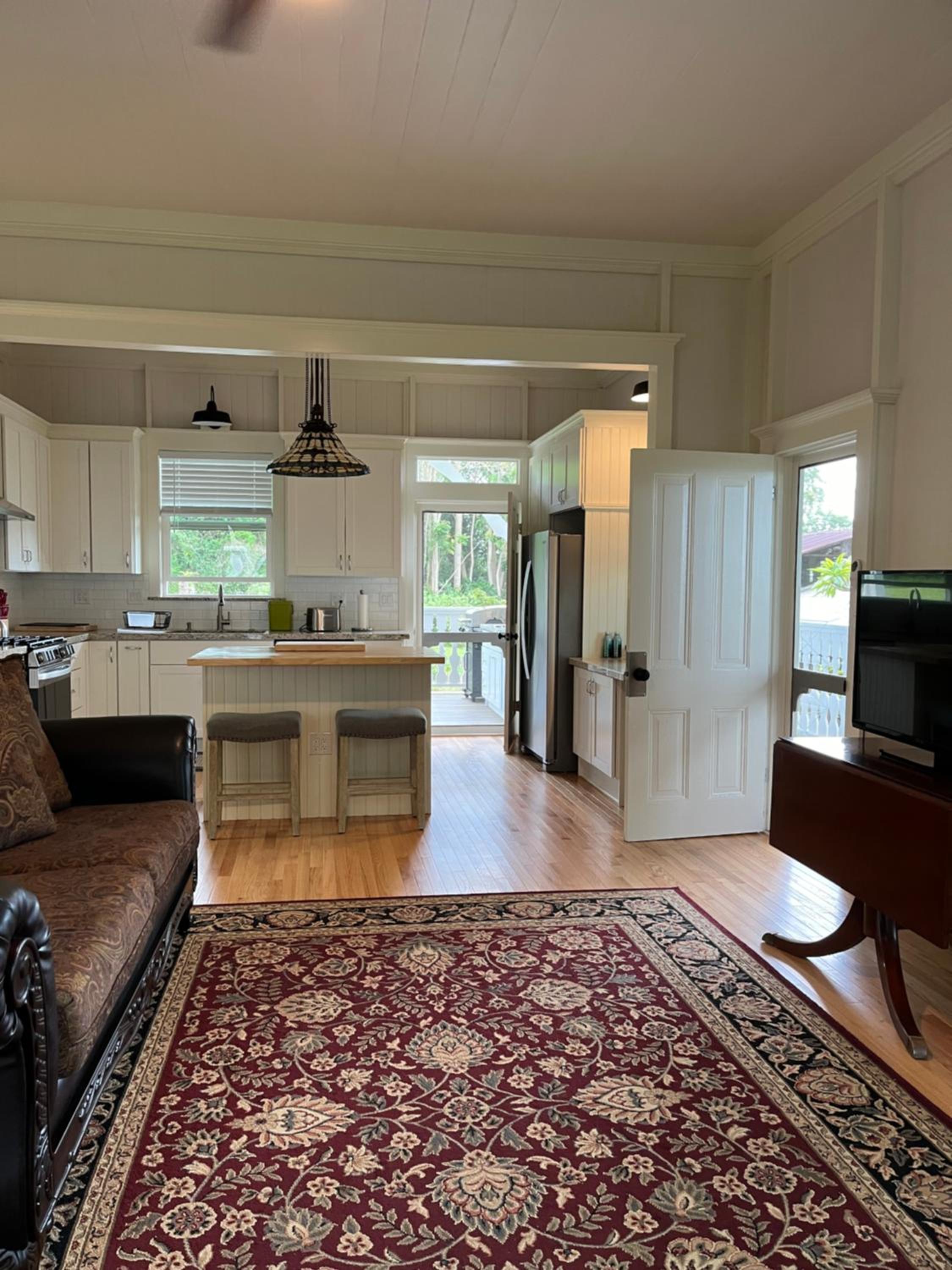 Newly Renovated Farmhouse in Kealakekua