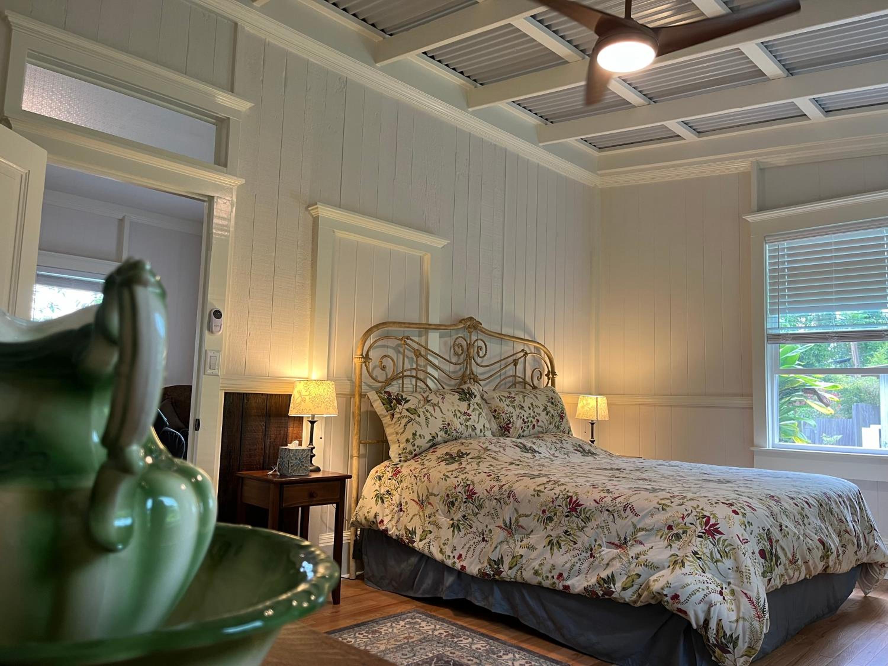 Newly Renovated Farmhouse in Kealakekua