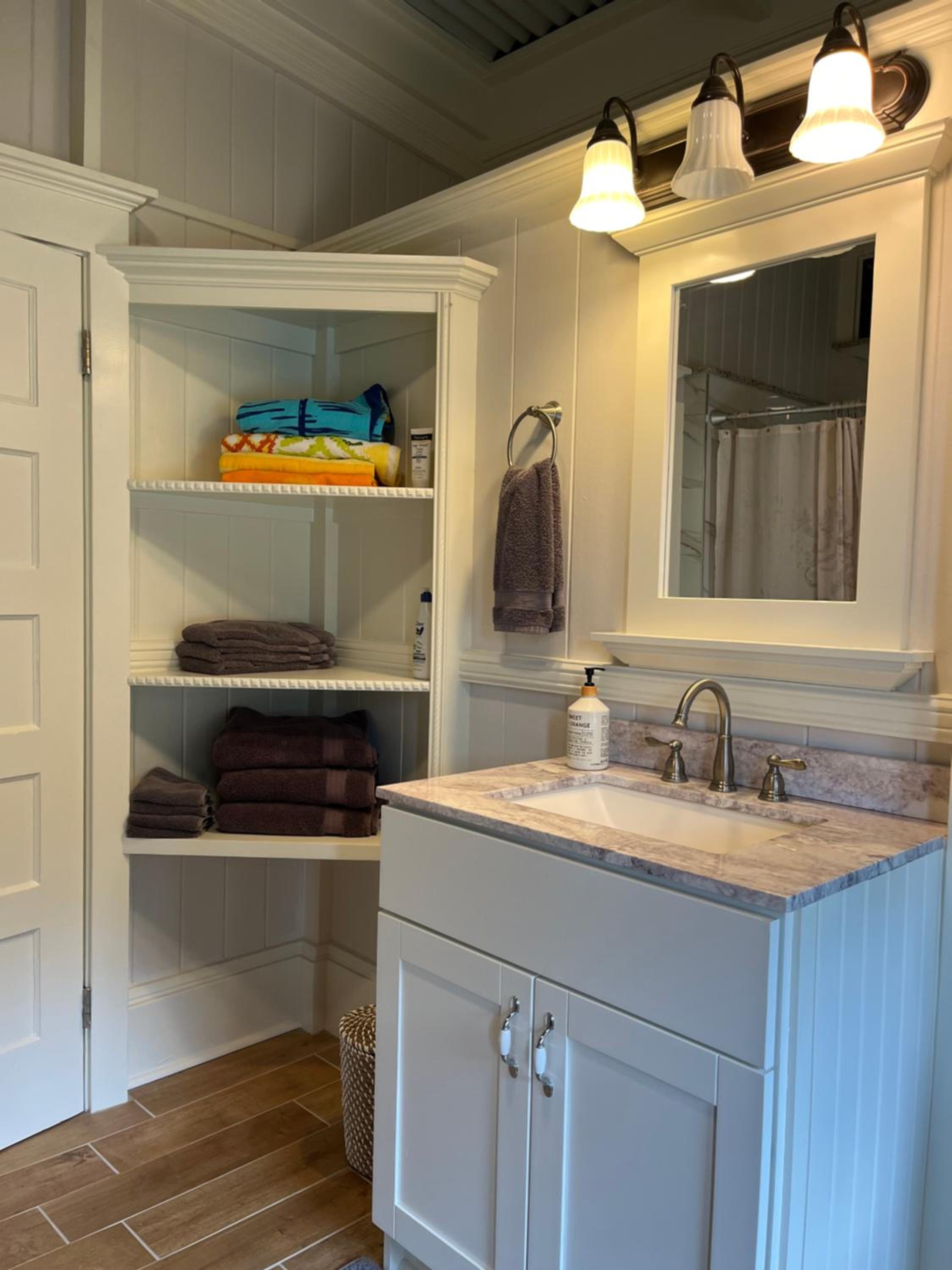 Newly Renovated Farmhouse in Kealakekua