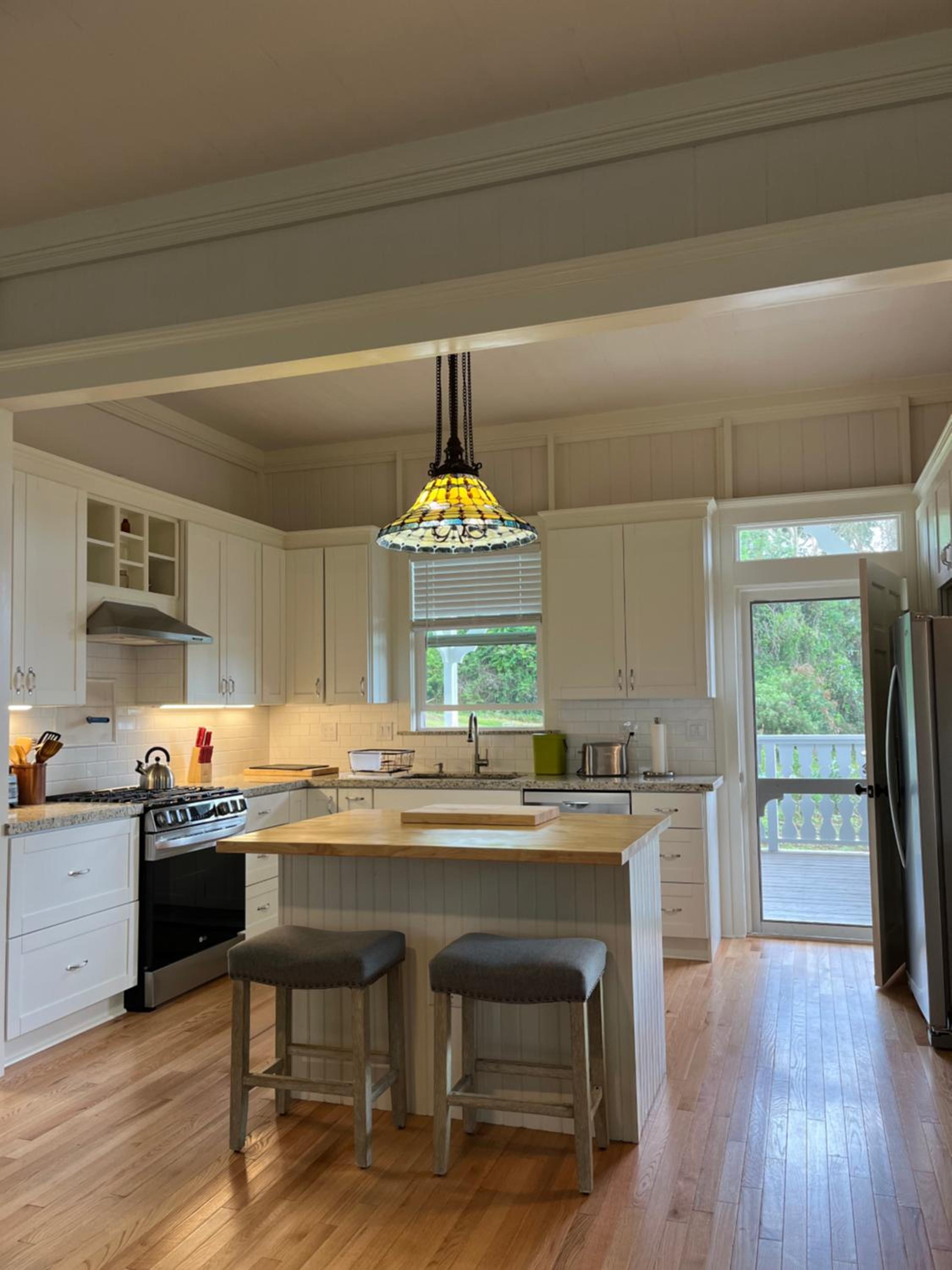 Newly Renovated Farmhouse in Kealakekua