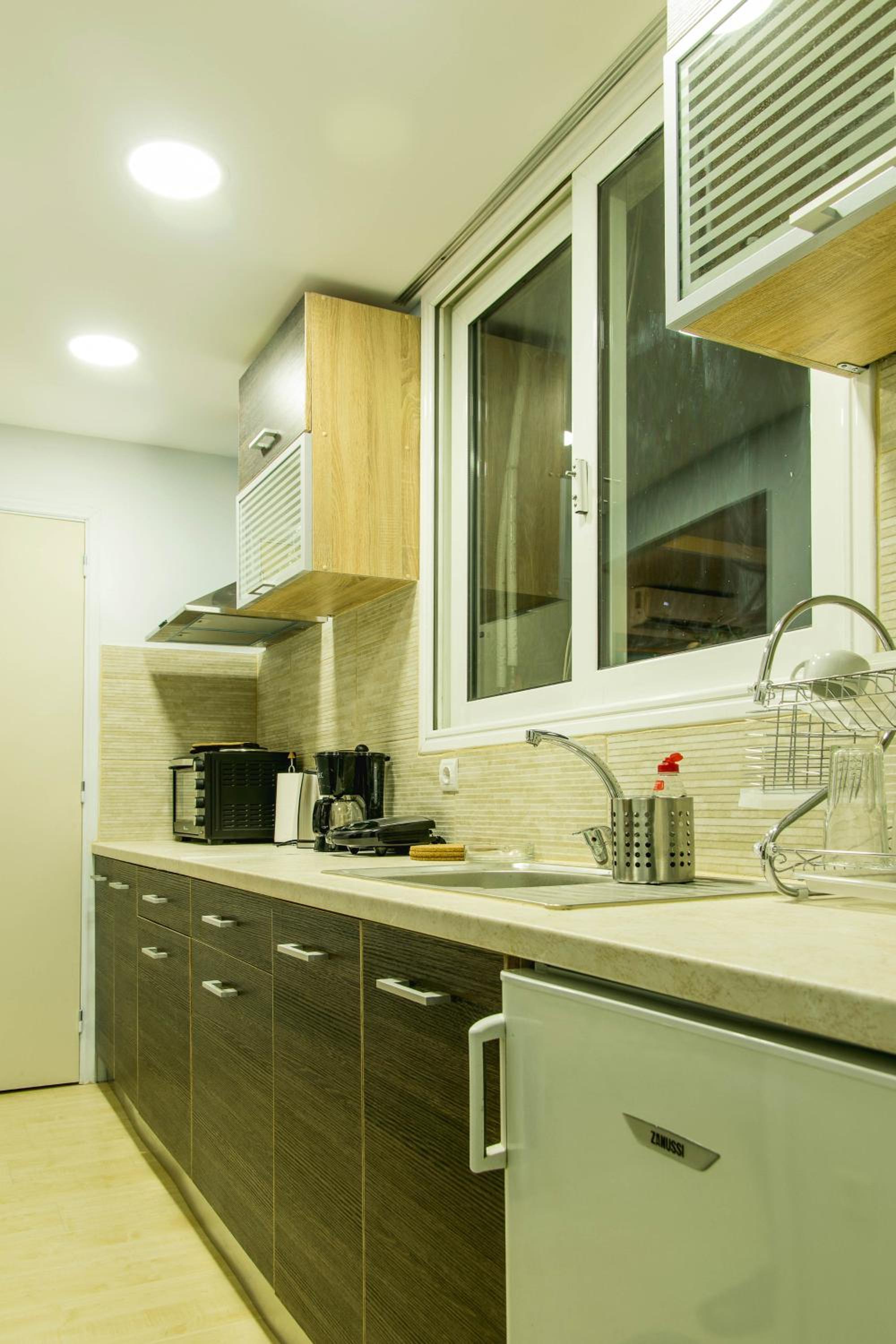 Urban loft with balcony across the Acropolis!