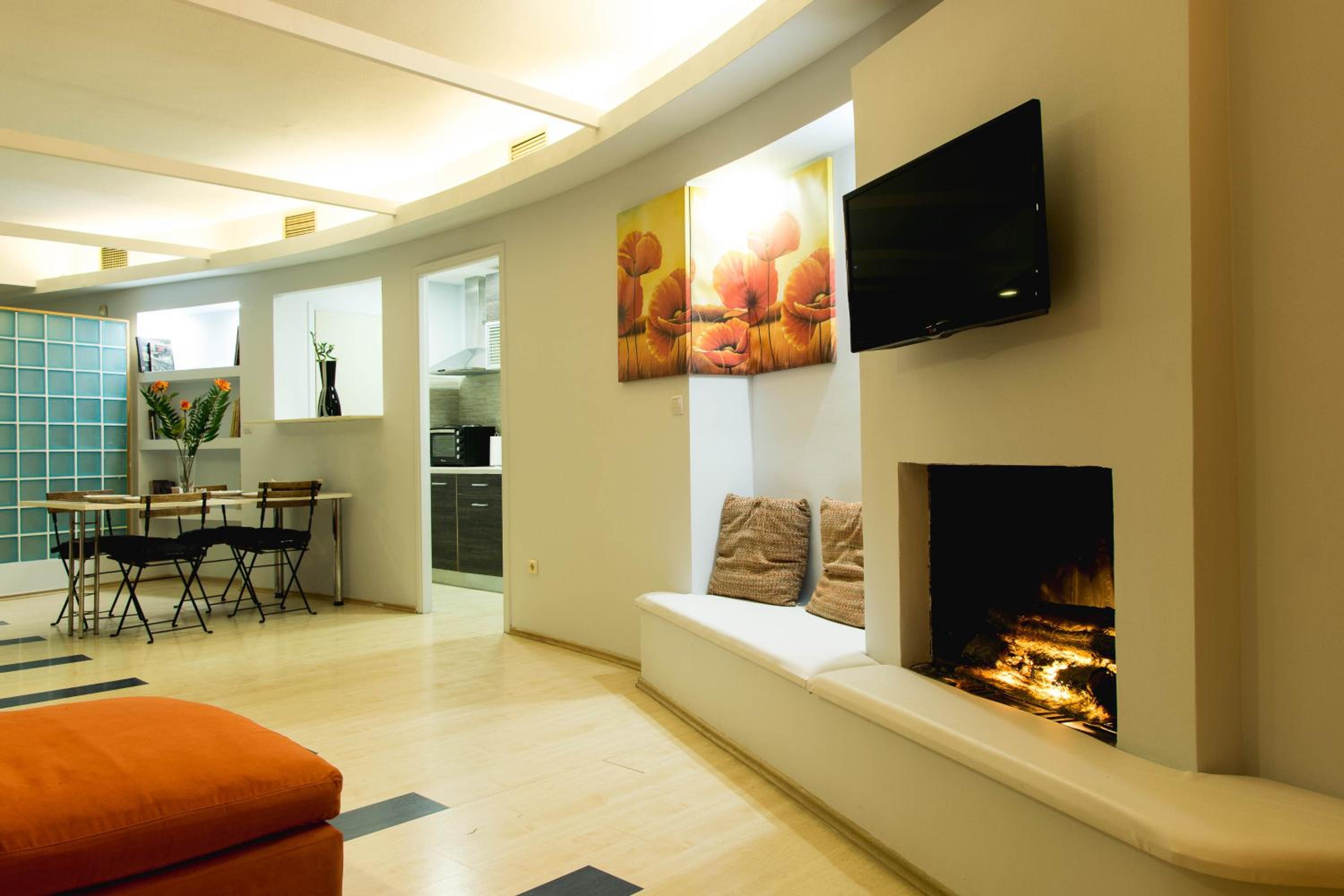 Urban loft with balcony across the Acropolis!