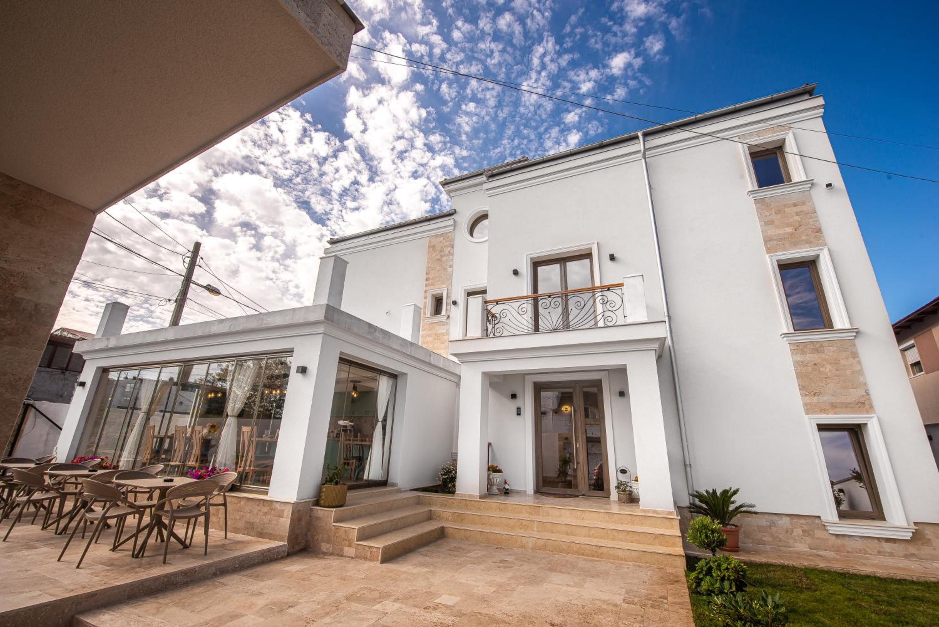 Hotel Thaya Rooms - Image 1