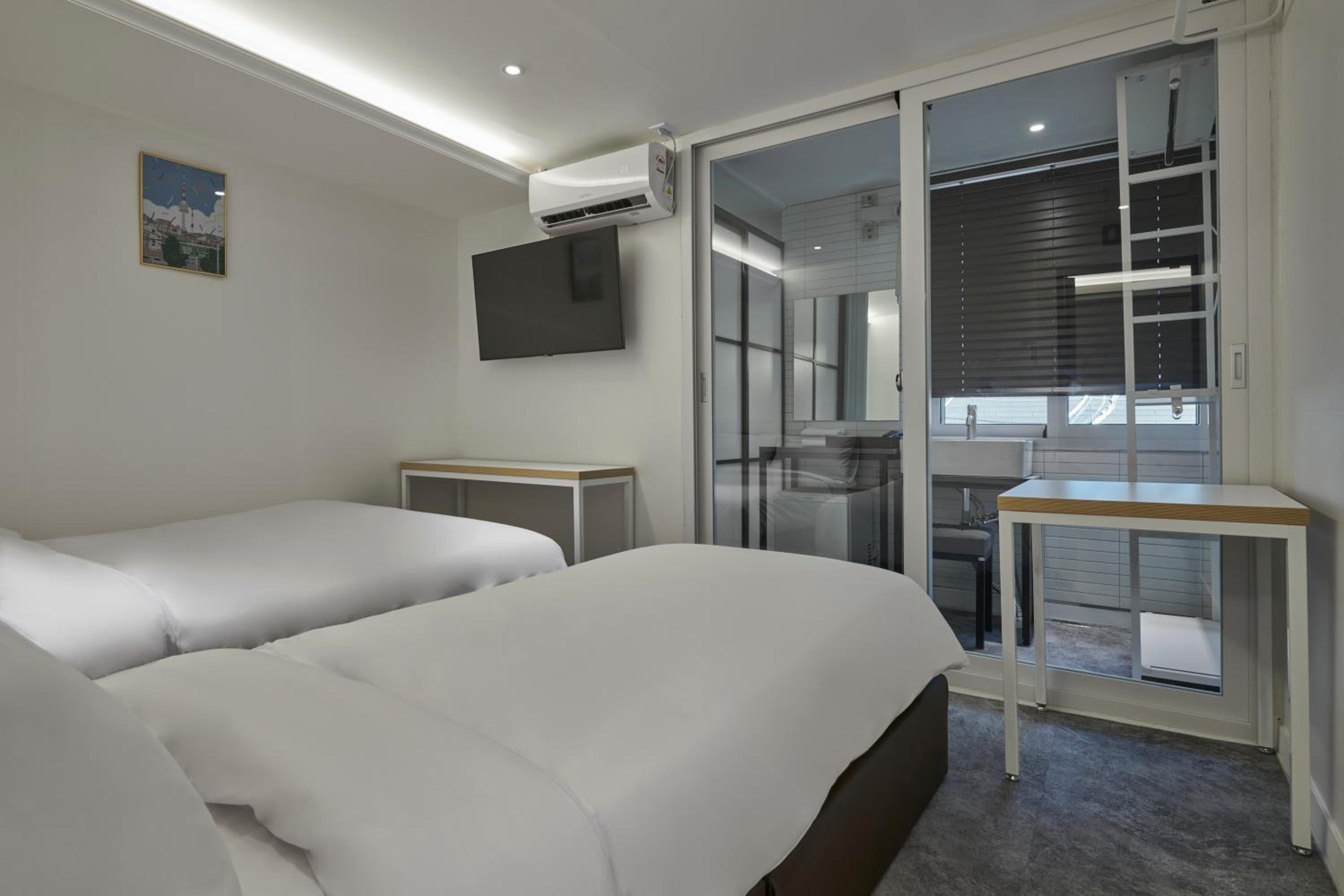 Eight Rest Hostel Myeongdong view 2