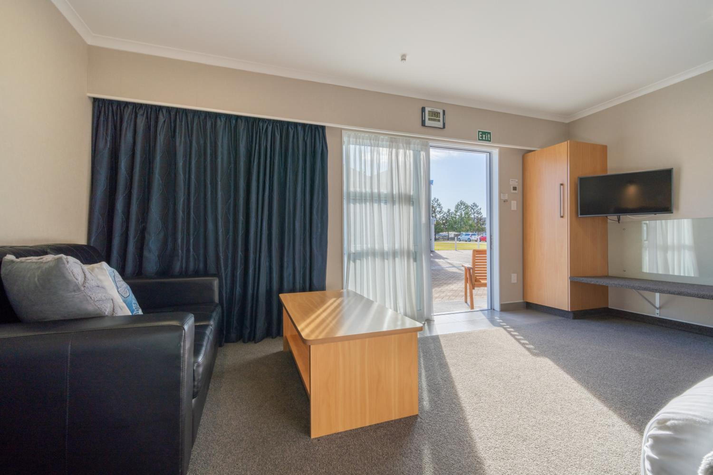 Parklands Motel & Apartments Te Anau view 2