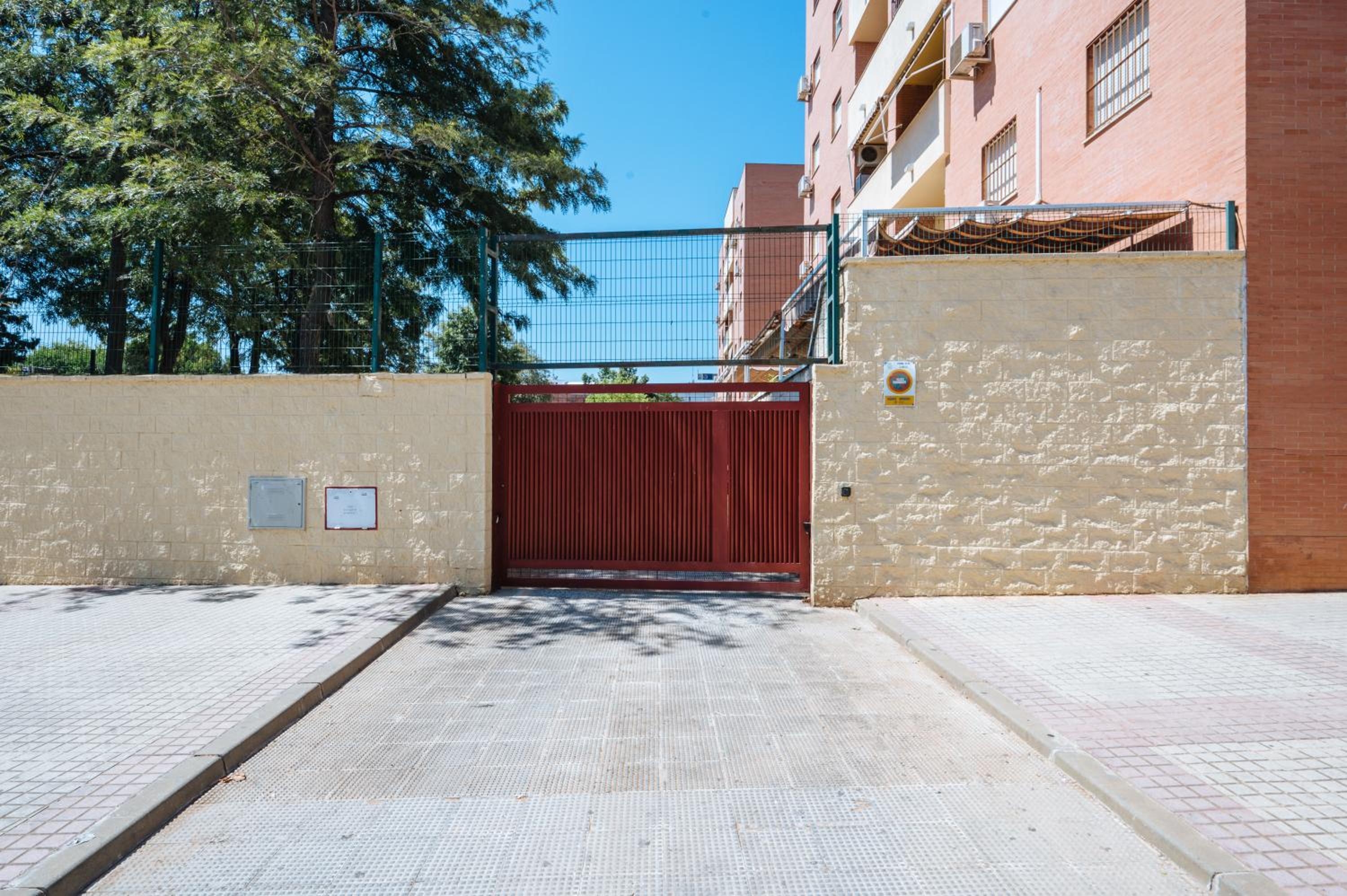 Parking en Sevilla centro y Piscina en verano