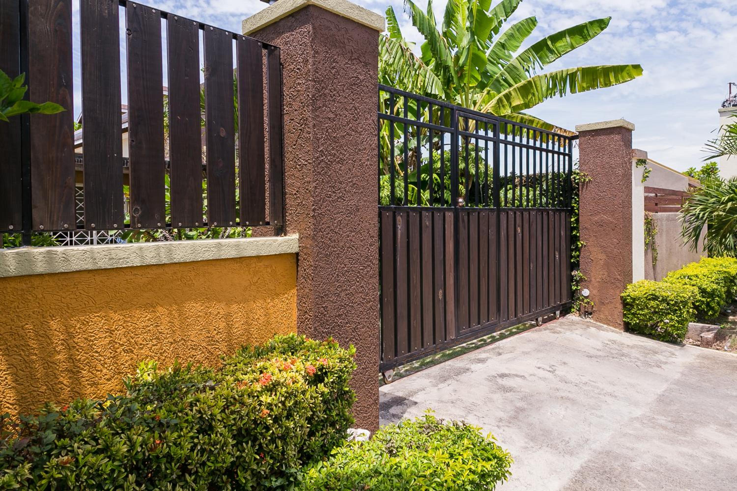 Charming Studio with Garden Oasis in Kingston view 4