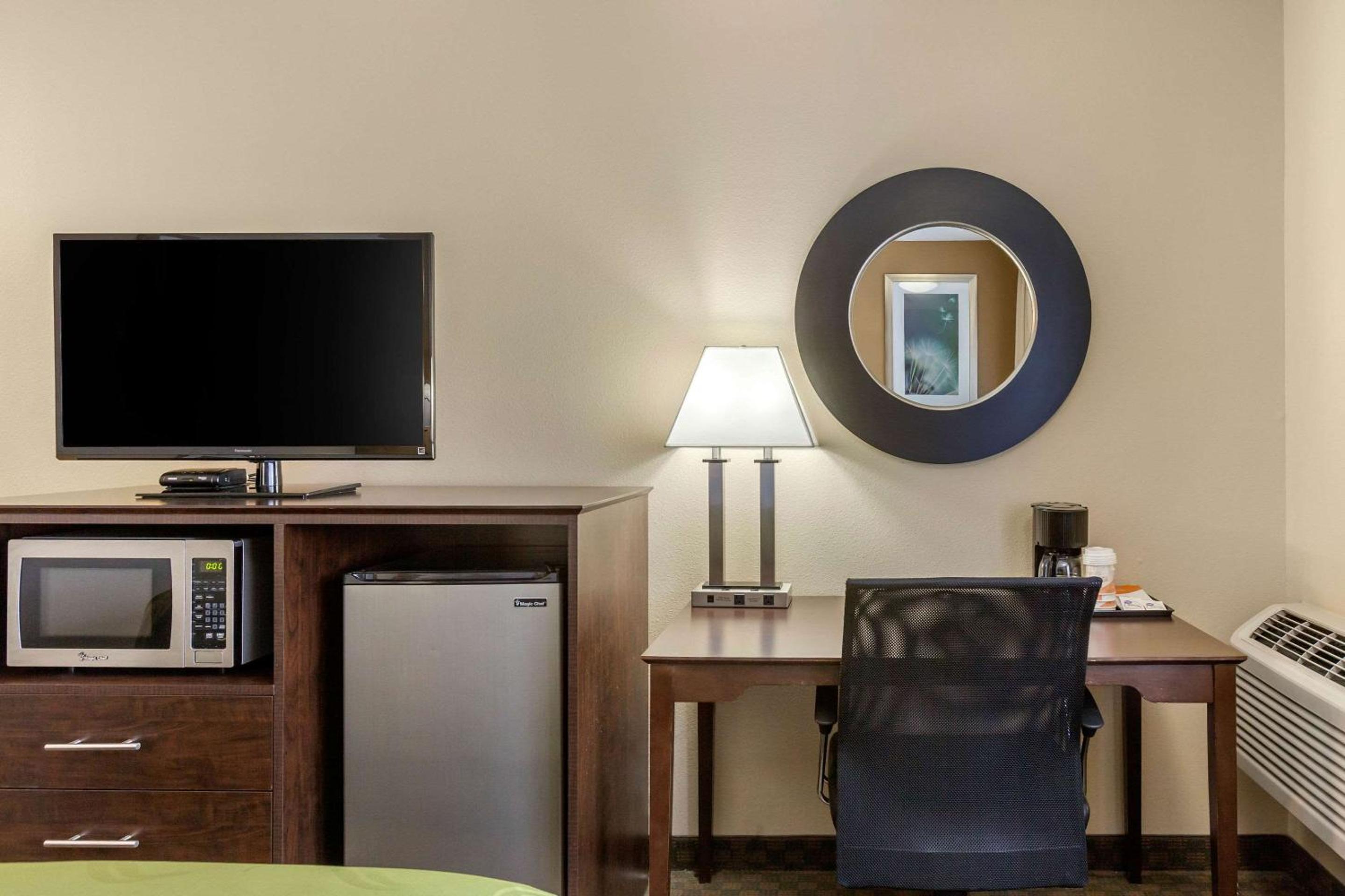 Ontario Vacations - Quality Inn - Property Image 1