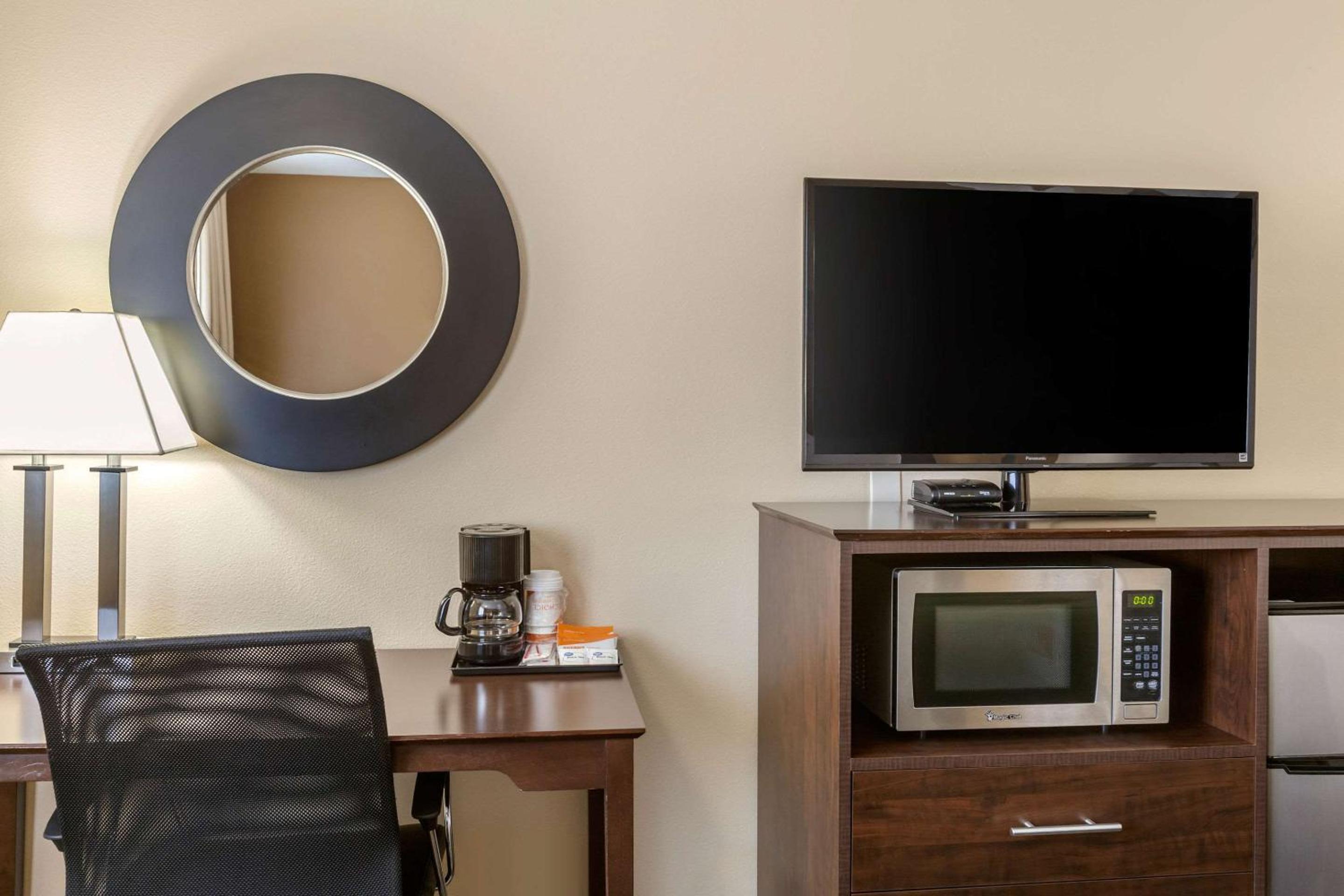 Ontario Vacations - Quality Inn - Property Image 12