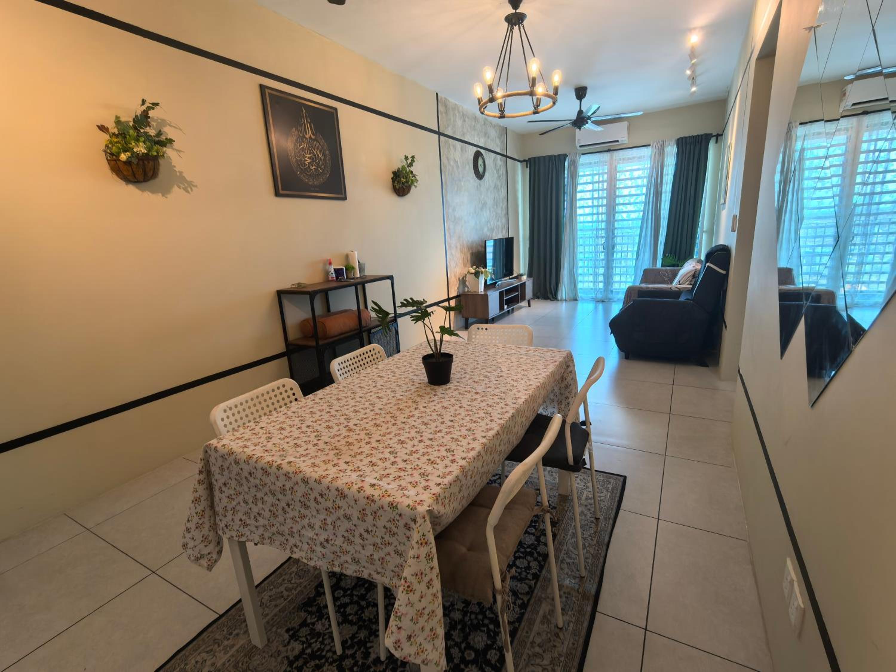 Sweet Homestay Meritus by Moowin