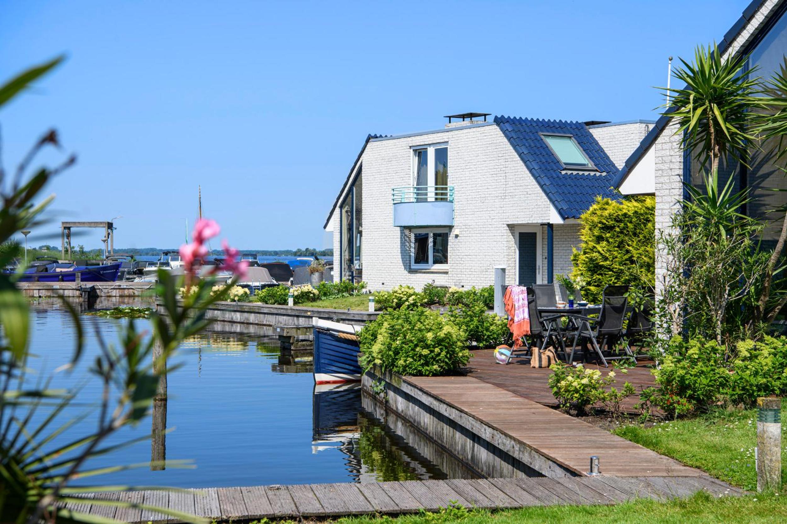 Amsterdam / Loosdrecht Rien van den Broeke Village
