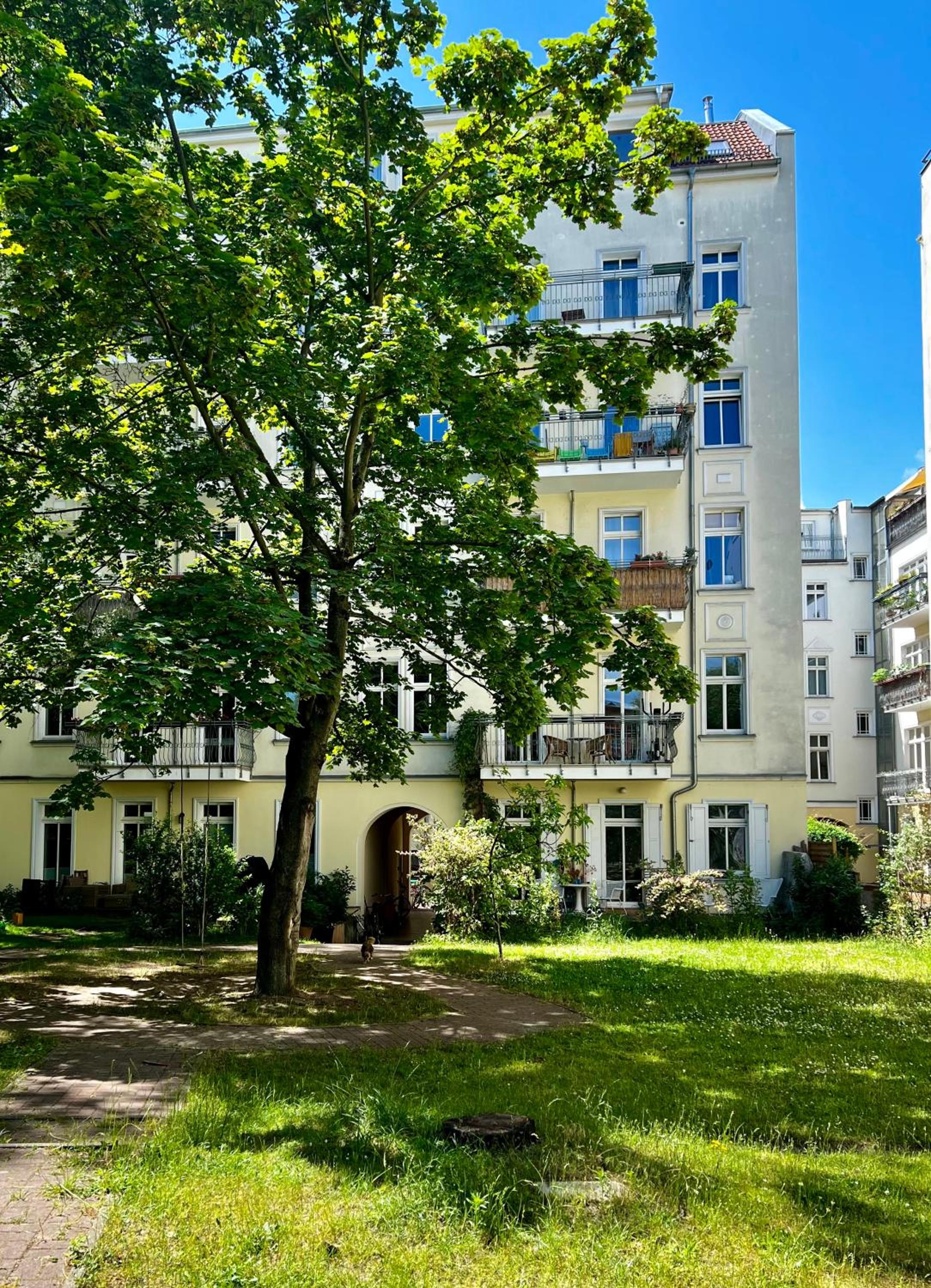STUDIO IN EINEM RUHIGEN GARTEN, in der MITTE