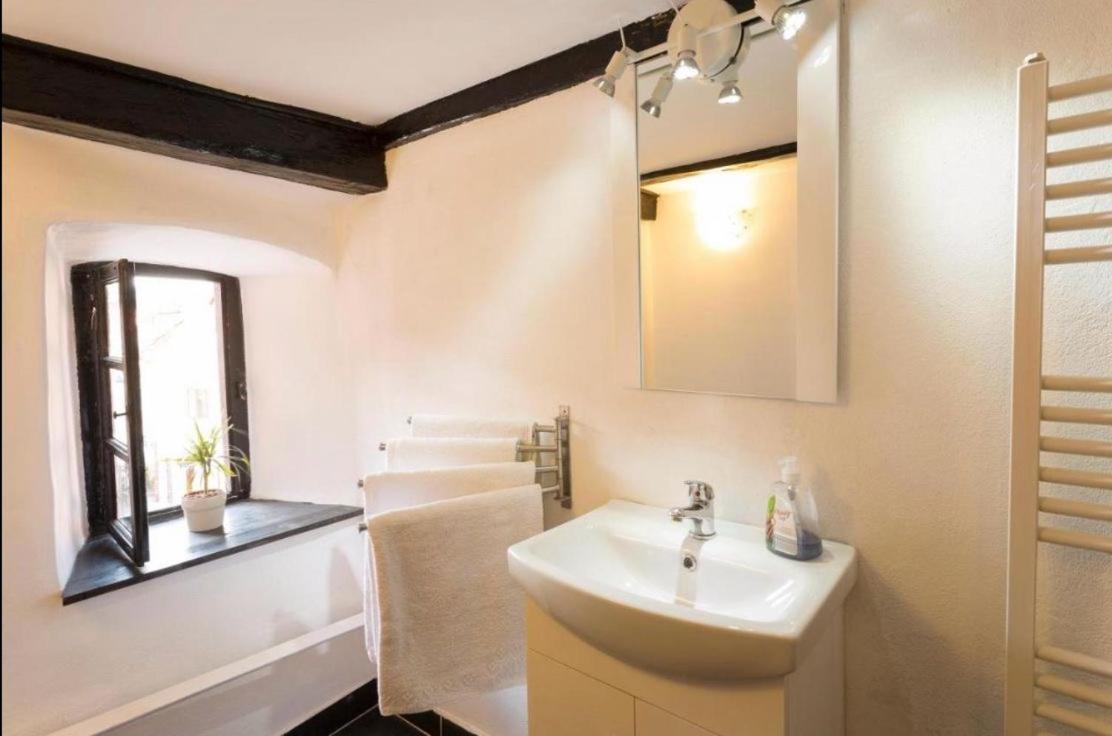 Ultracentral Medieval Apartment