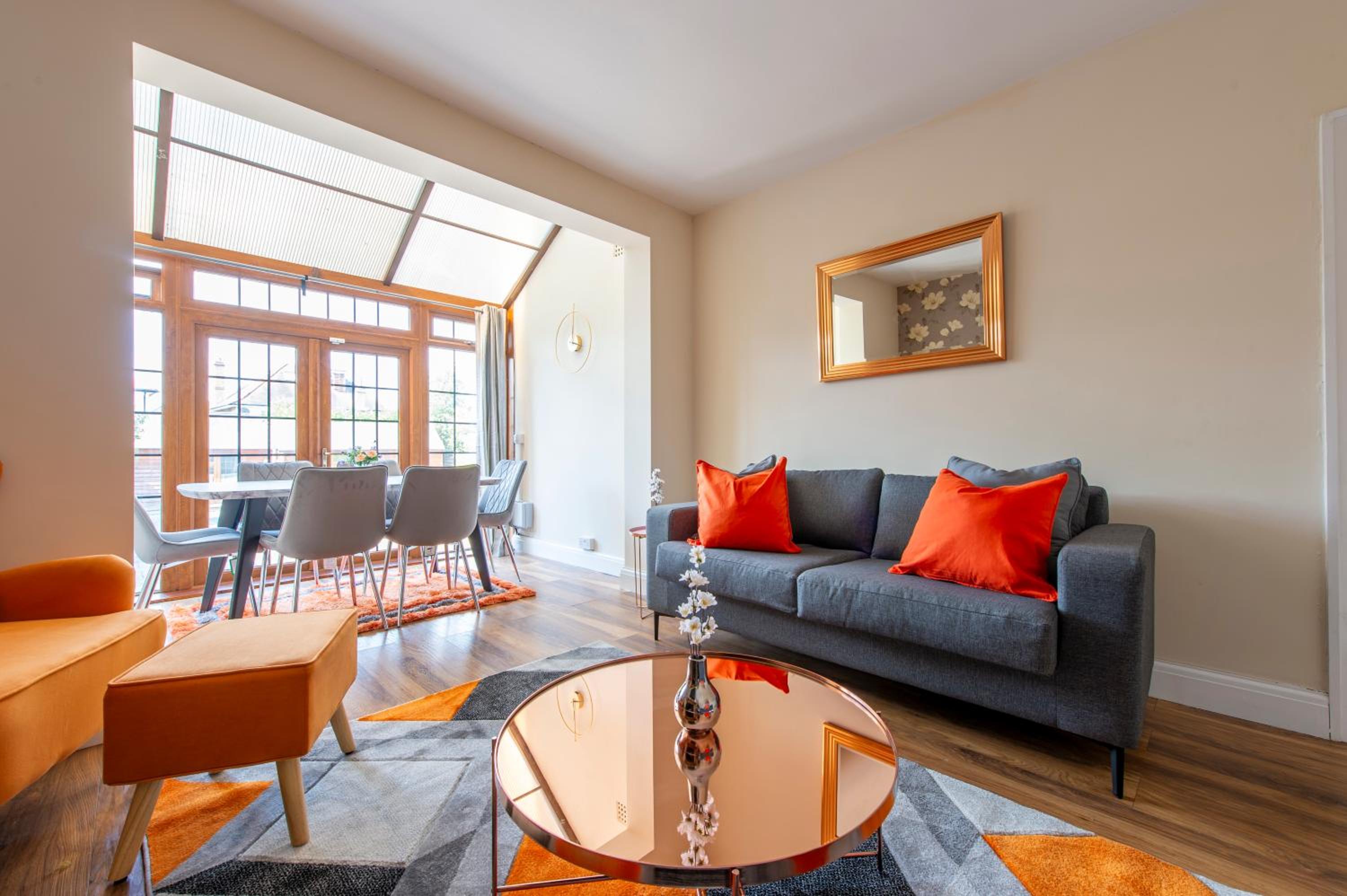 Stunning 5 Bedroom House - Croydon view 2