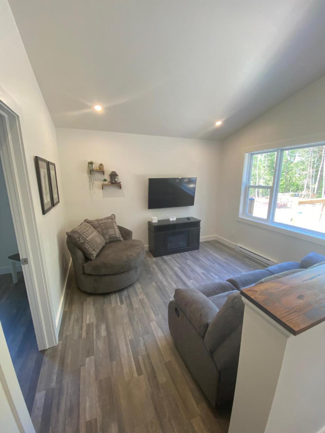 The Hideaway Cottage with Private trails