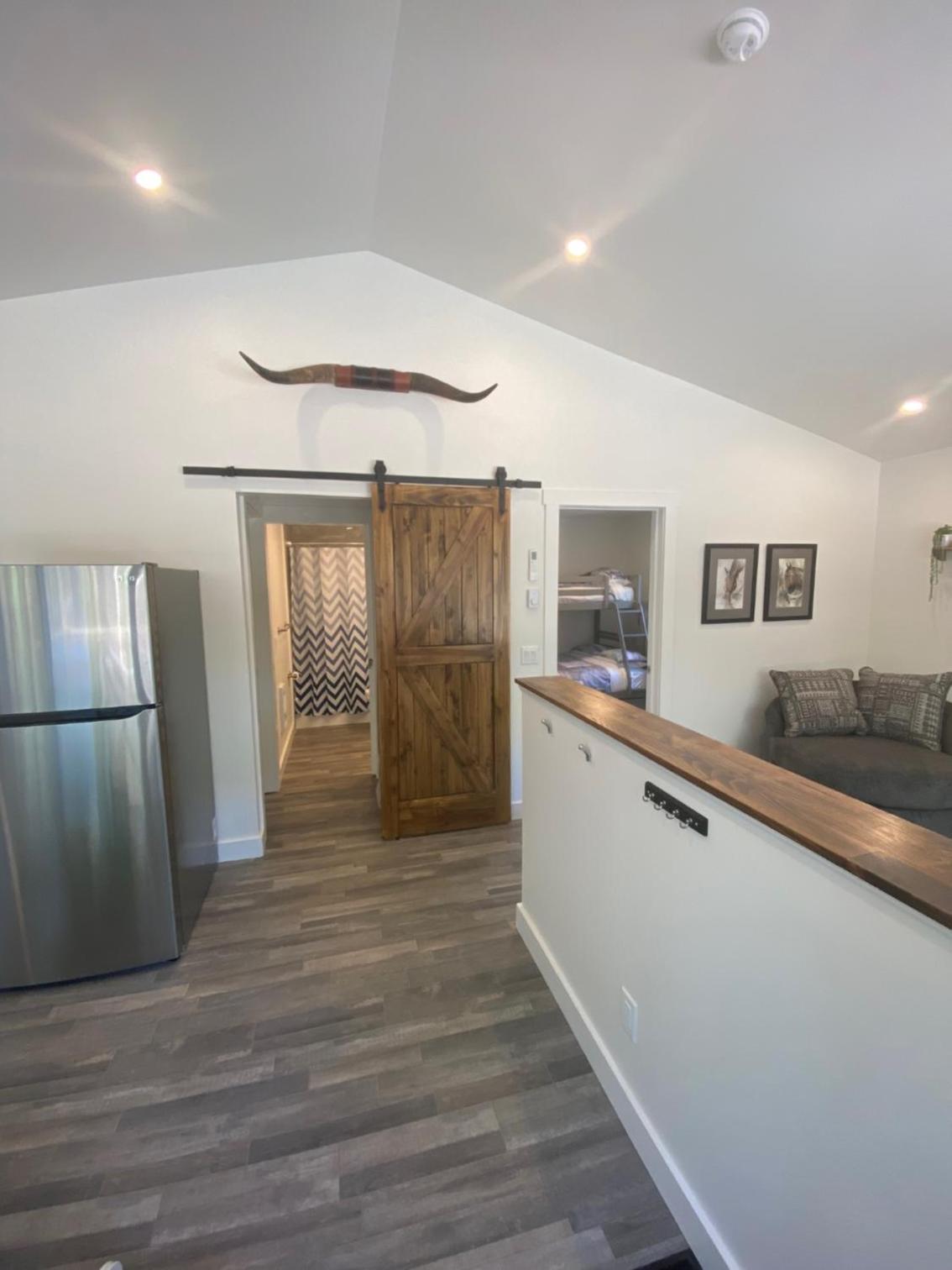The Hideaway Cottage with Private trails