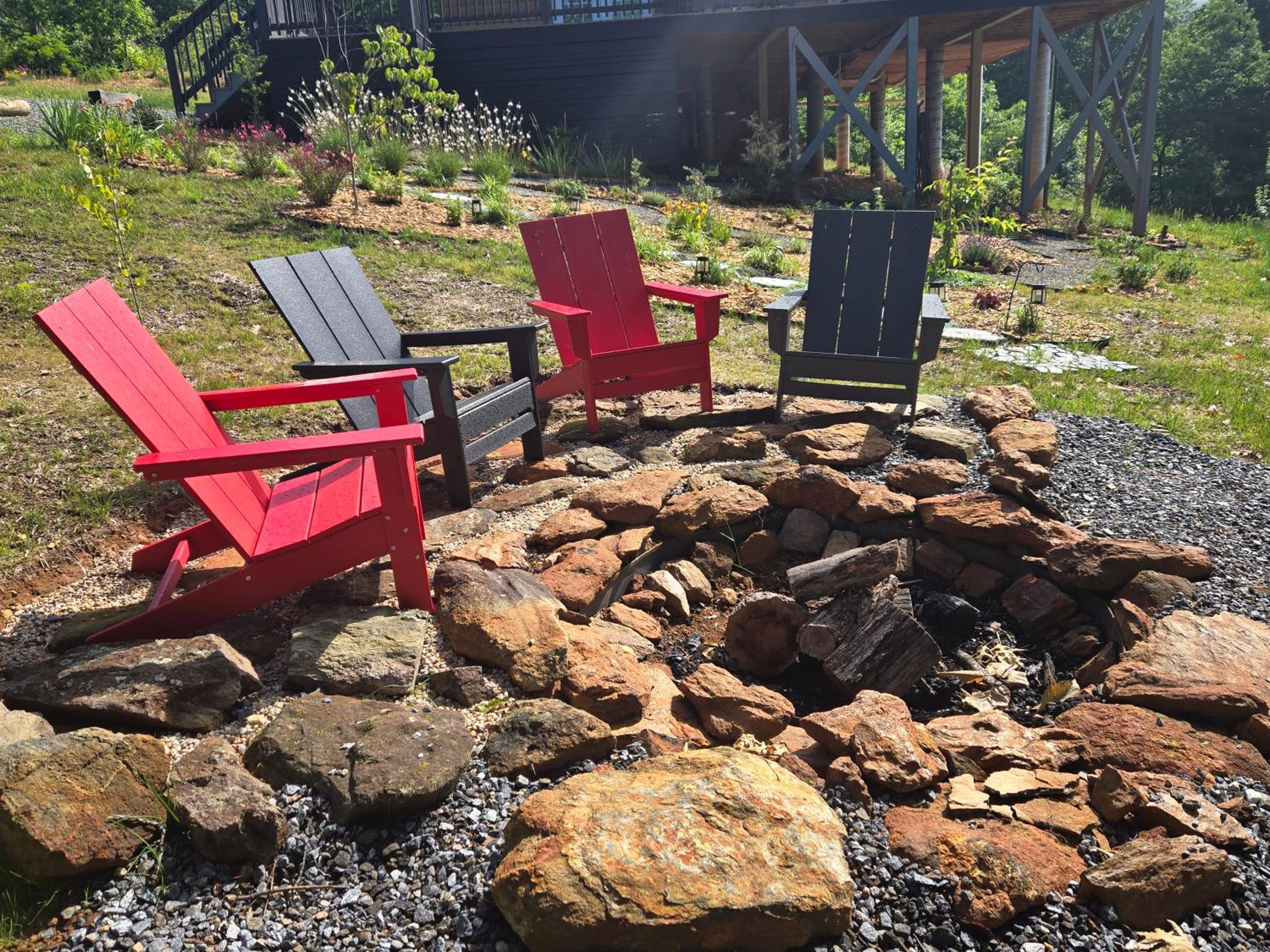 Mtn Views-firepit-dogs-coffeetea Bar-kingbeds view 5