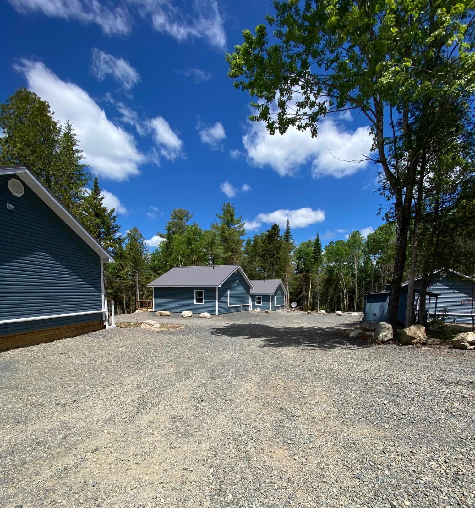 The Hideaway Cottage with Private trails