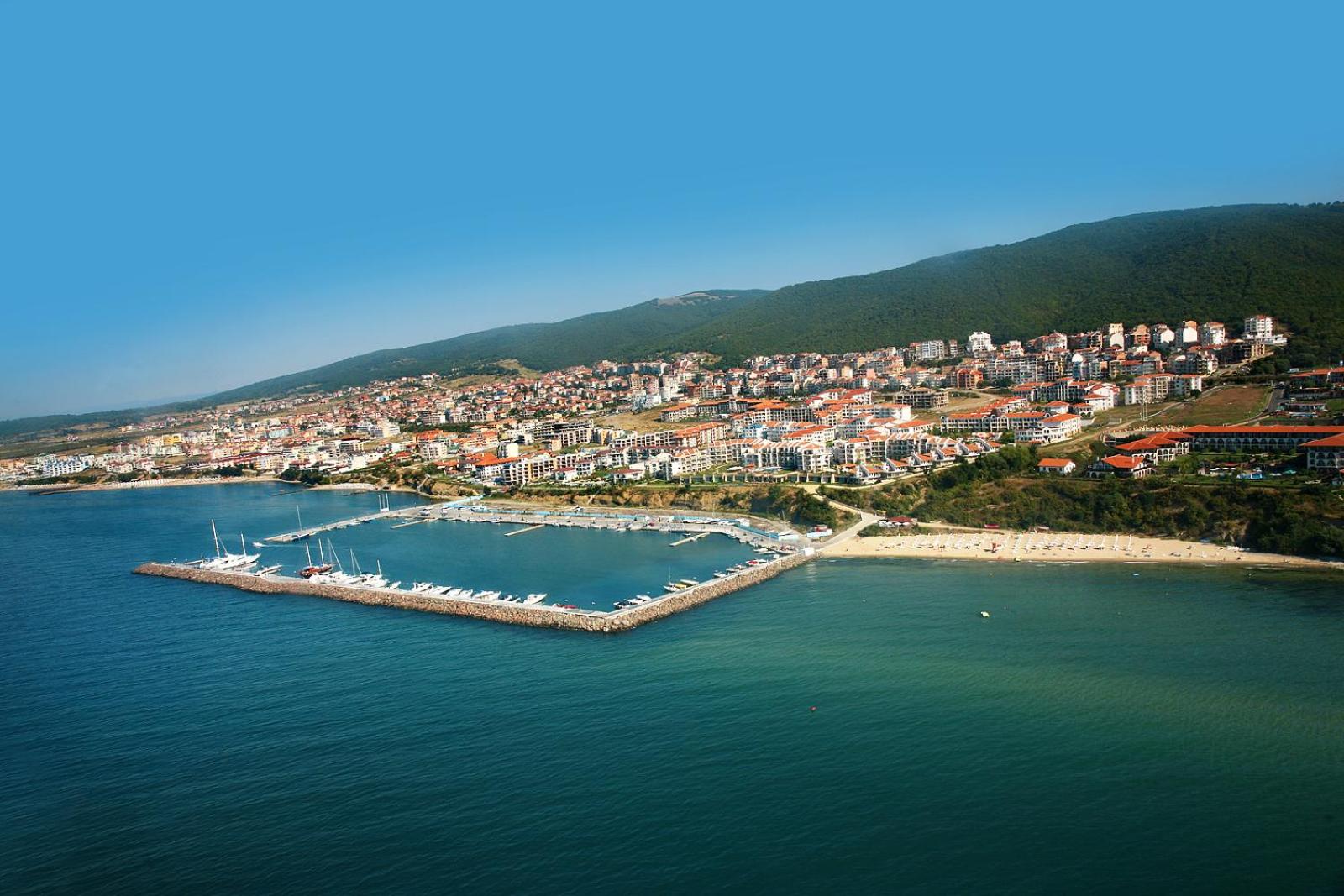 2 bedroom apartment Sveti Vlas with 2 balconies and sea views