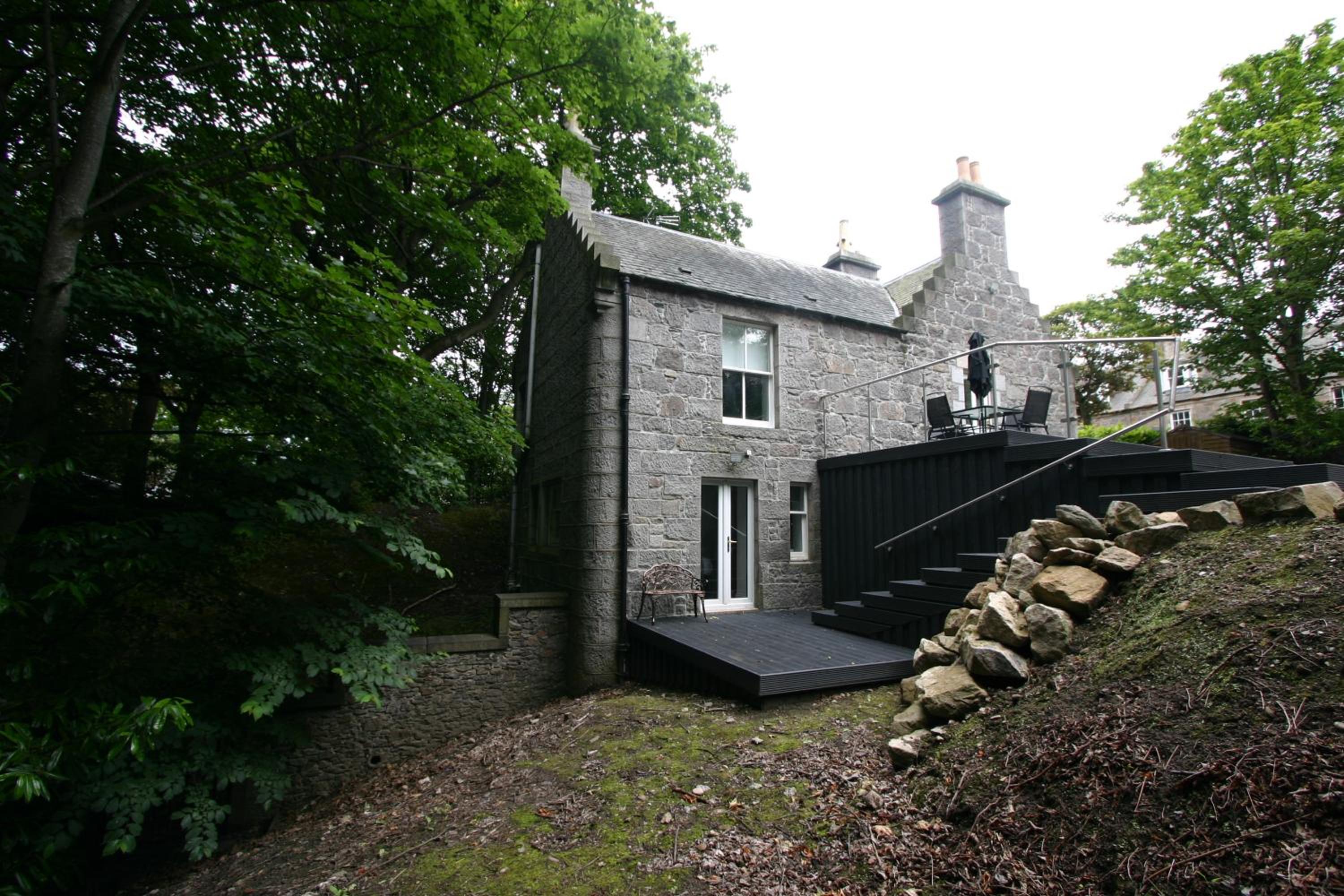 Historic Baronial Lodge with Parking, Aberdeen City Centre view 4