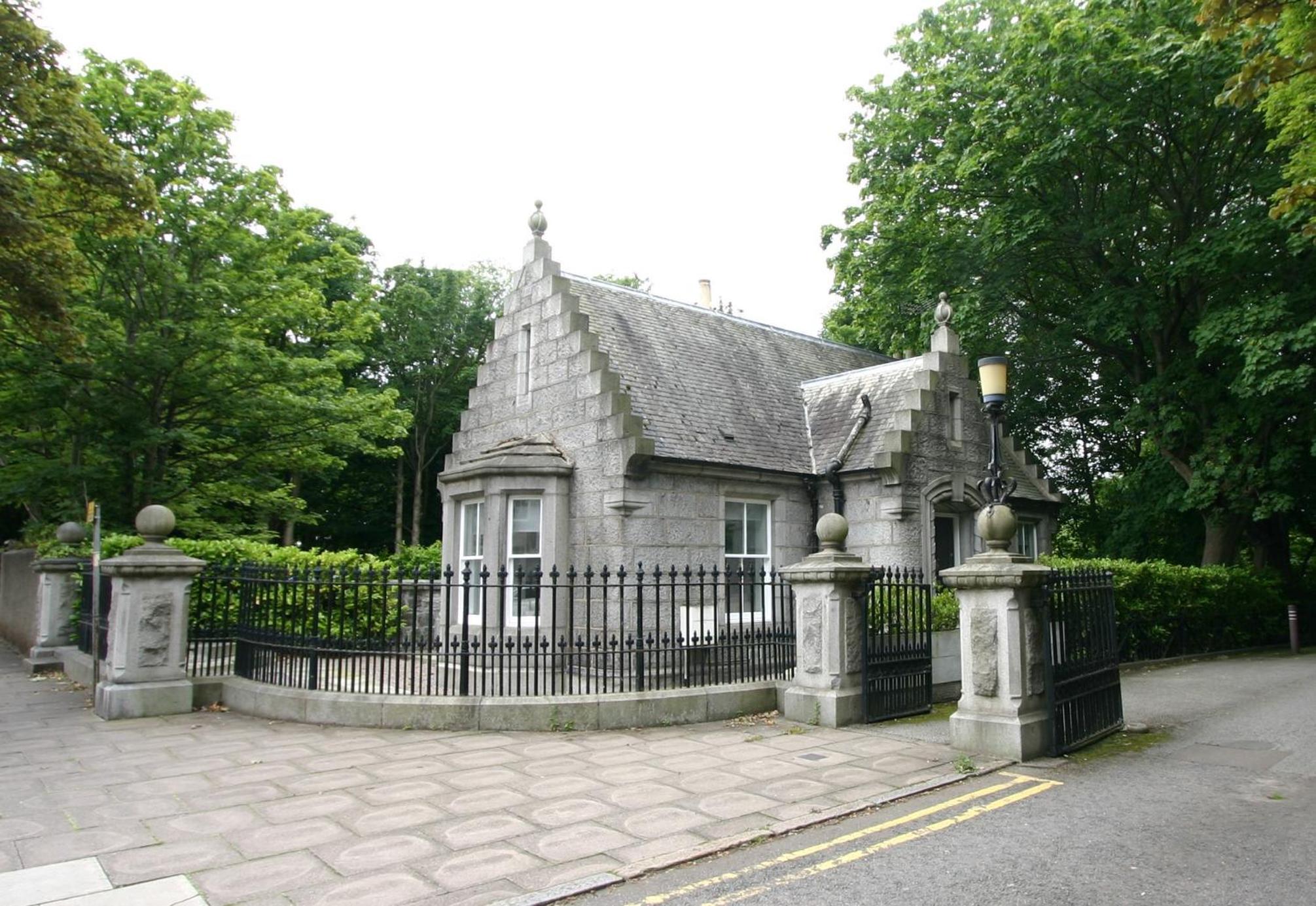 Historic Baronial Lodge with Parking, Aberdeen City Centre view 2