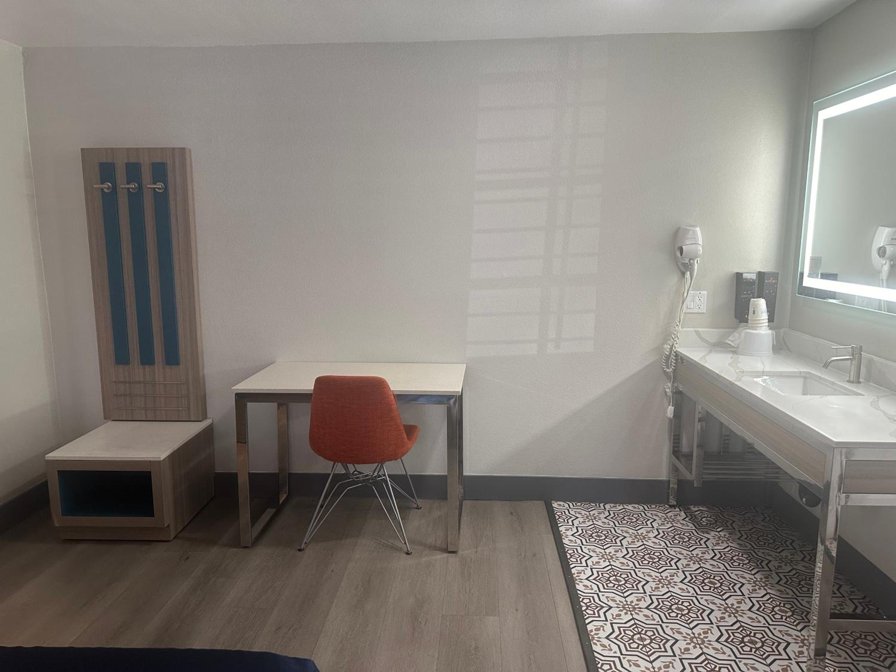 Super 8 by Wyndham Oceanside Downtown - Property Image 32
