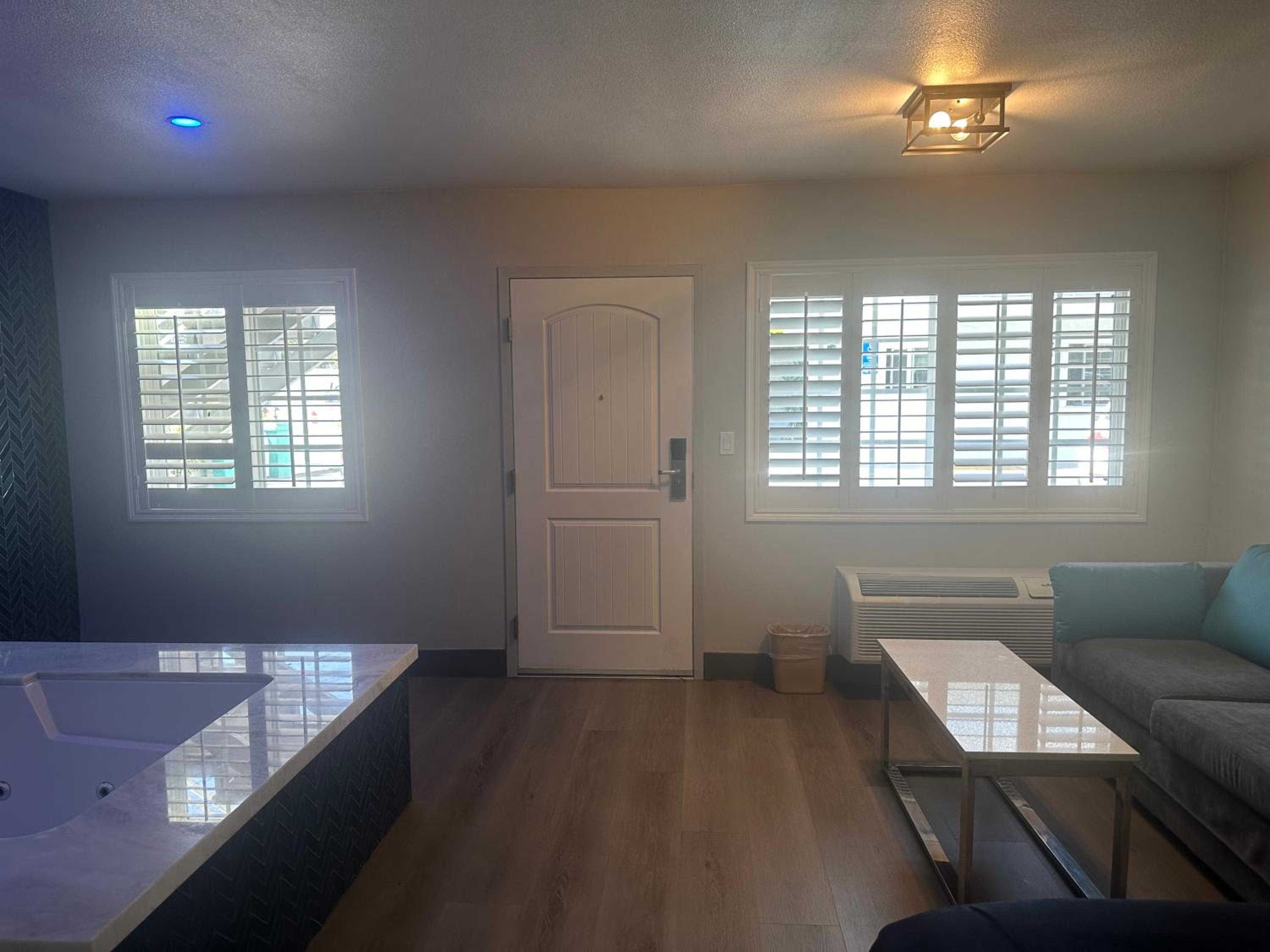 Super 8 by Wyndham Oceanside Downtown - Property Image 33