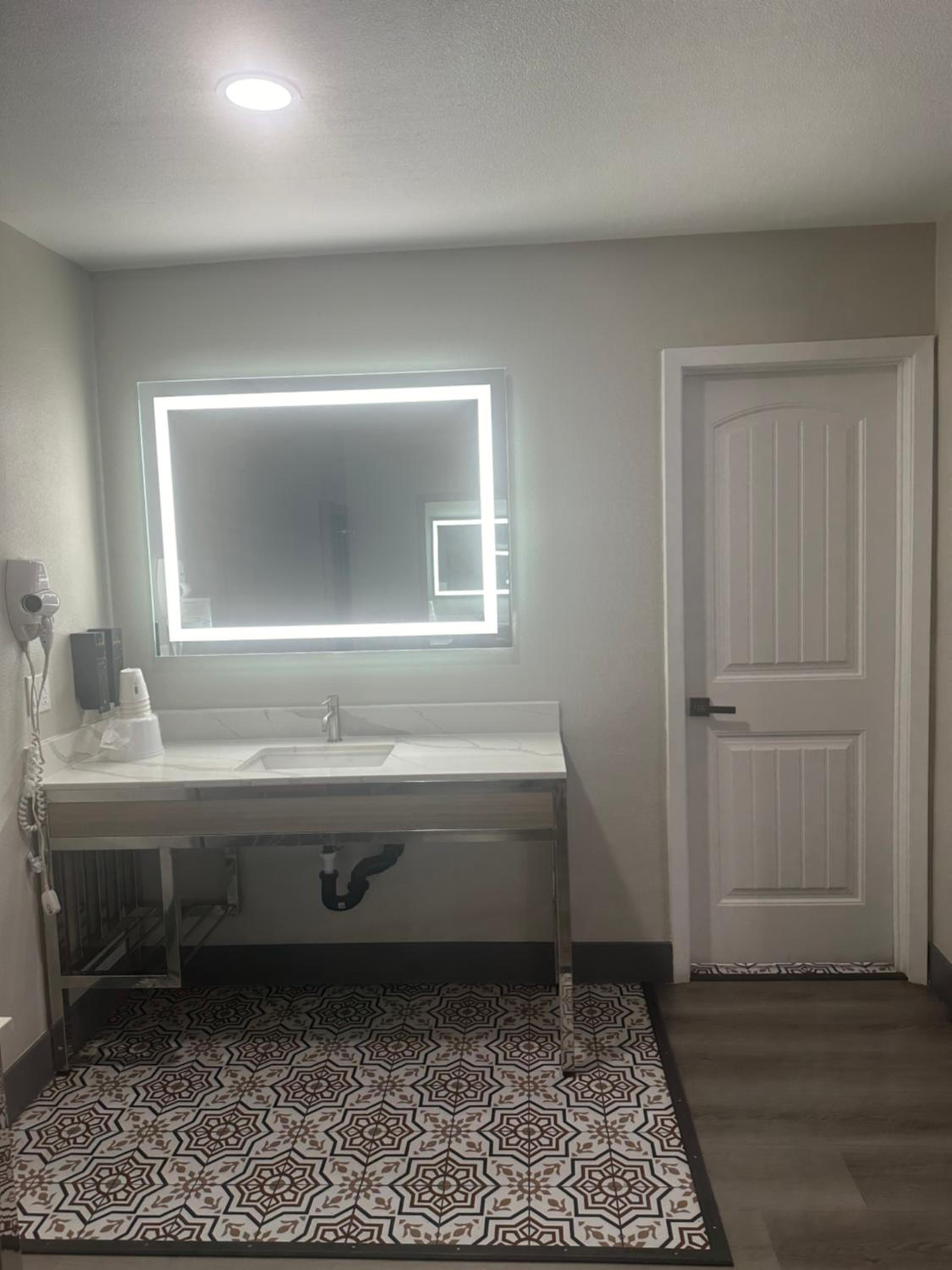 Super 8 by Wyndham Oceanside Downtown - Property Image 34