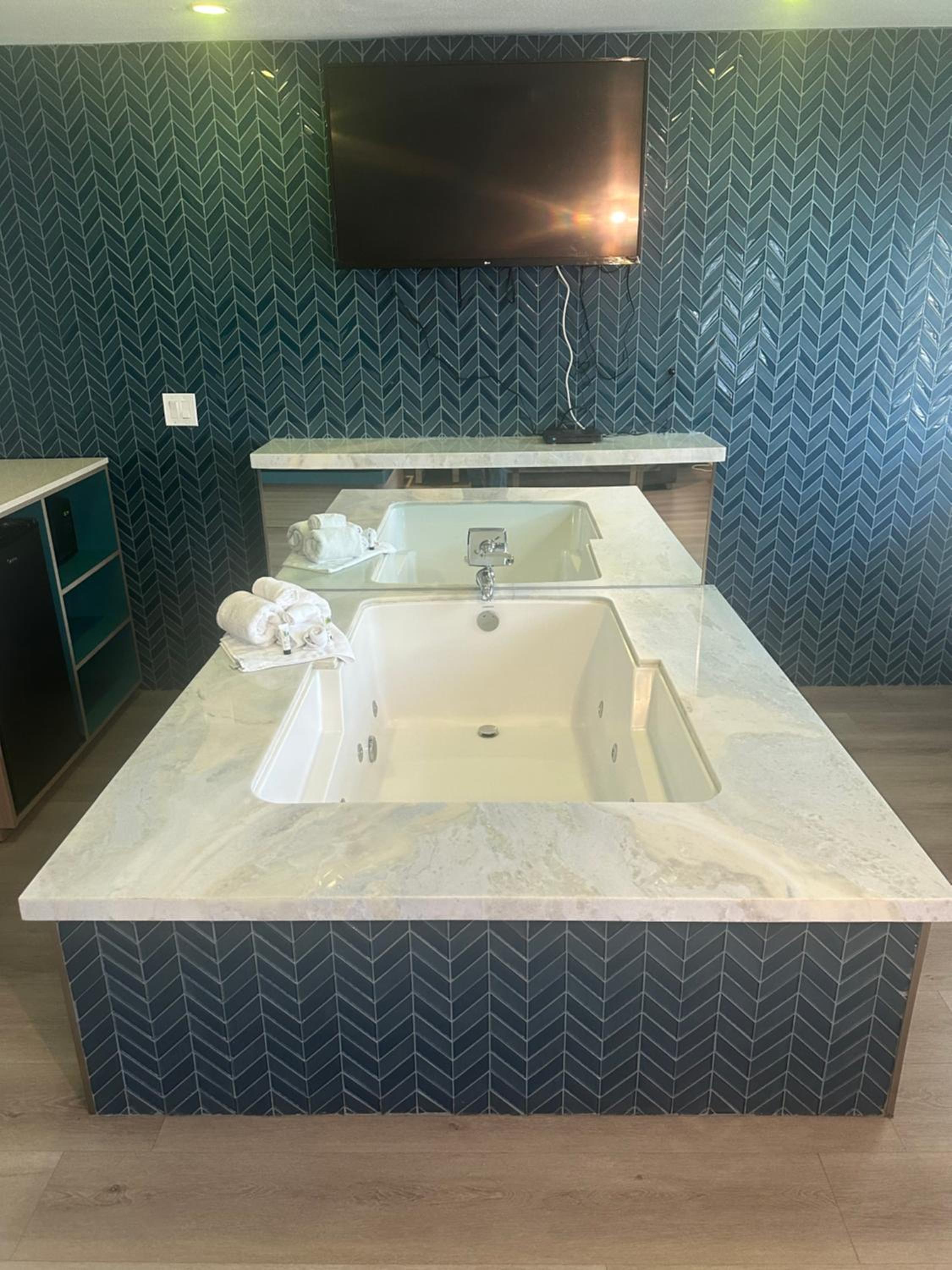 Super 8 by Wyndham Oceanside Downtown - Property Image 36