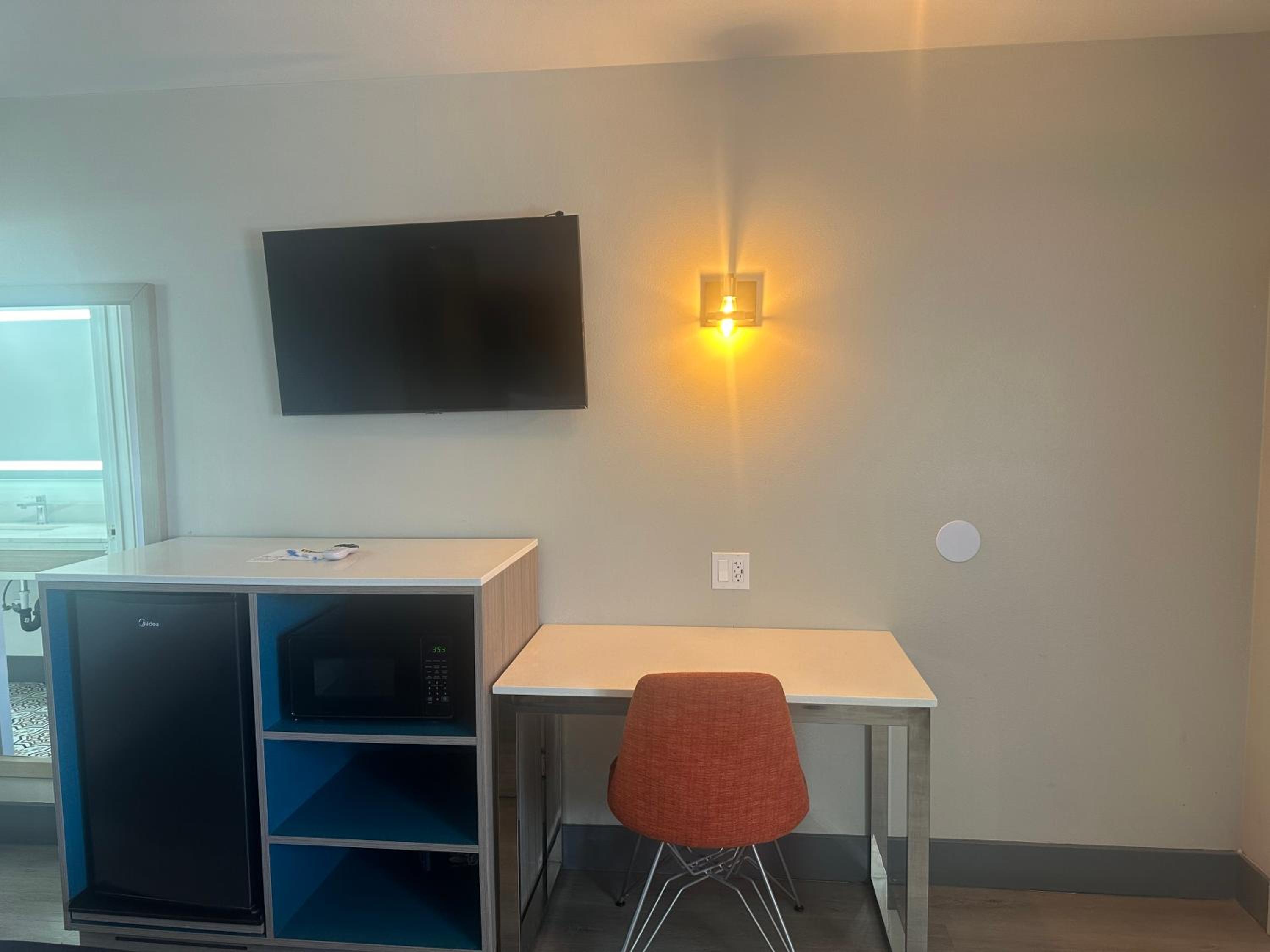 Super 8 by Wyndham Oceanside Downtown - Property Image 64