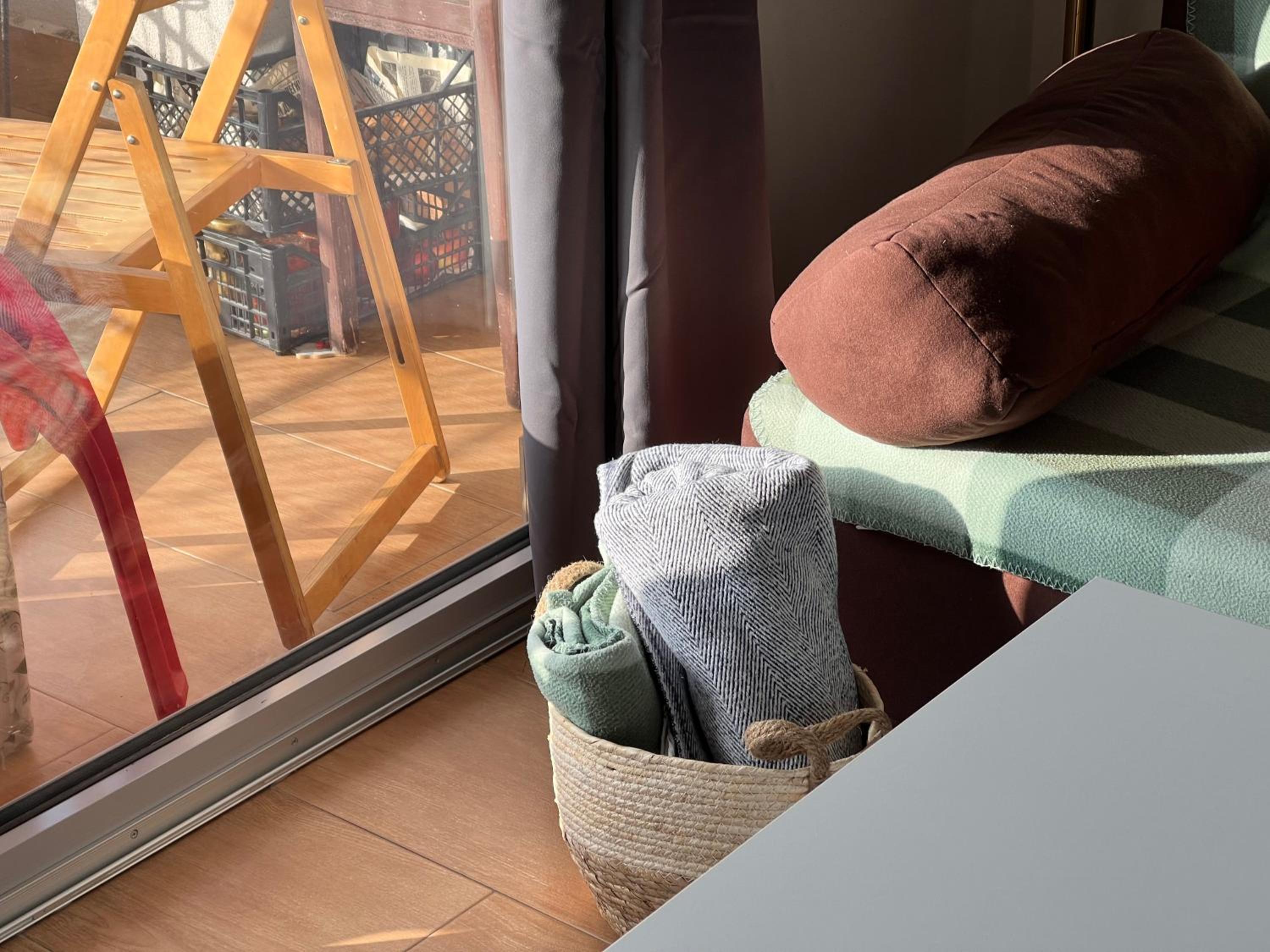 Cozy, family-friendly 2 bed apt with parking view 4