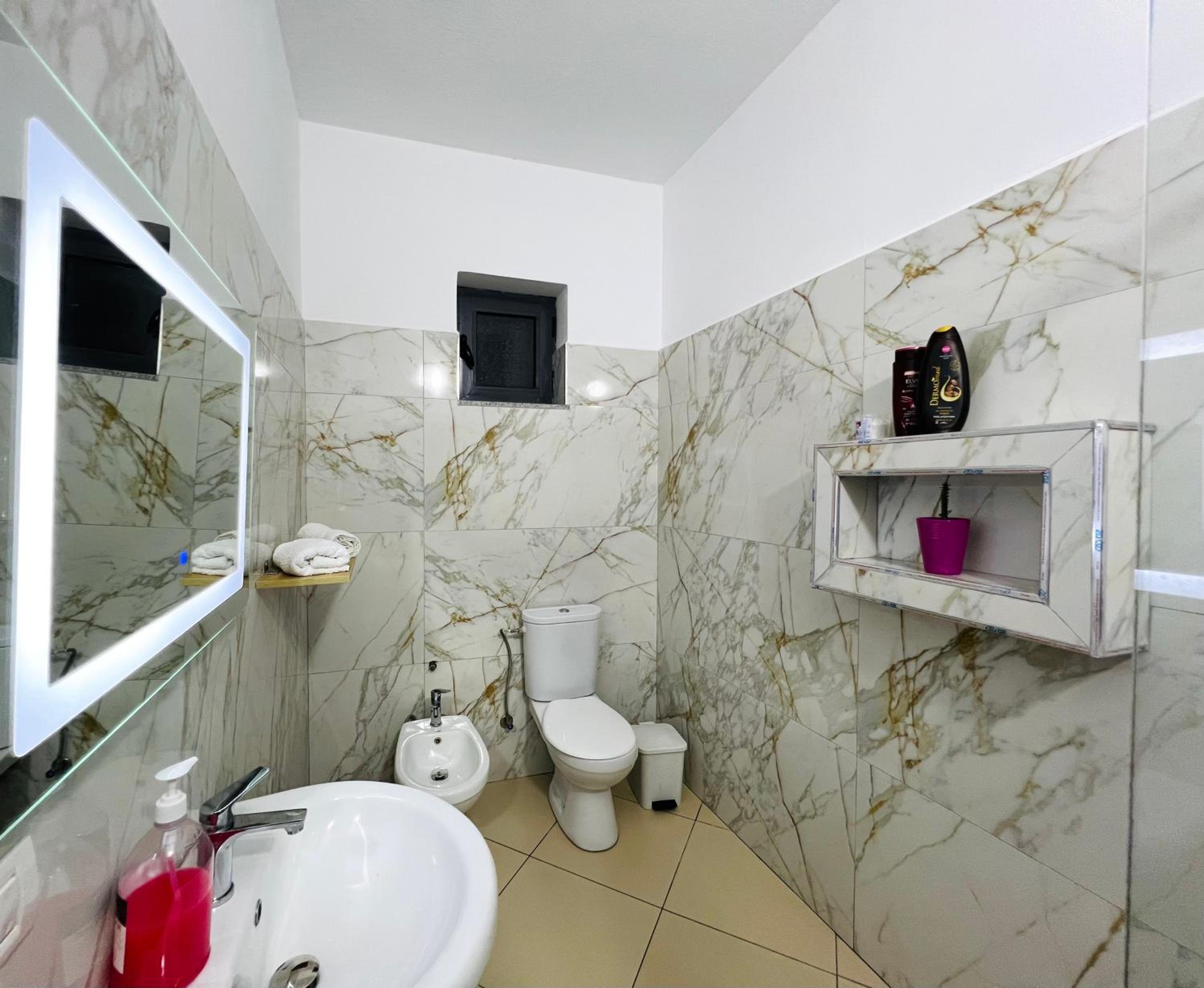 Villa EnSalv & Room & Apartment & Penthouse-Berat