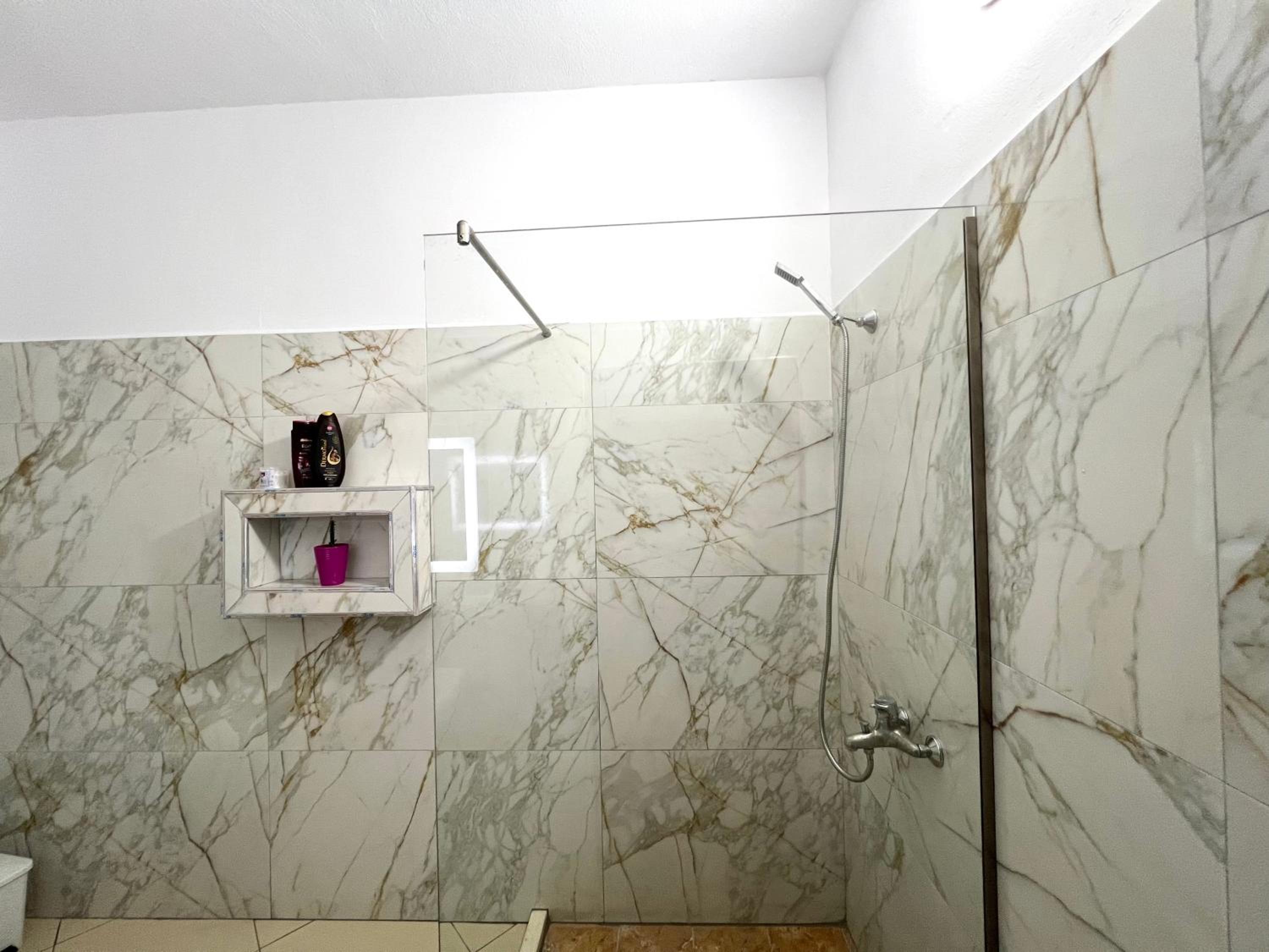 Villa EnSalv & Room & Apartment & Penthouse-Berat