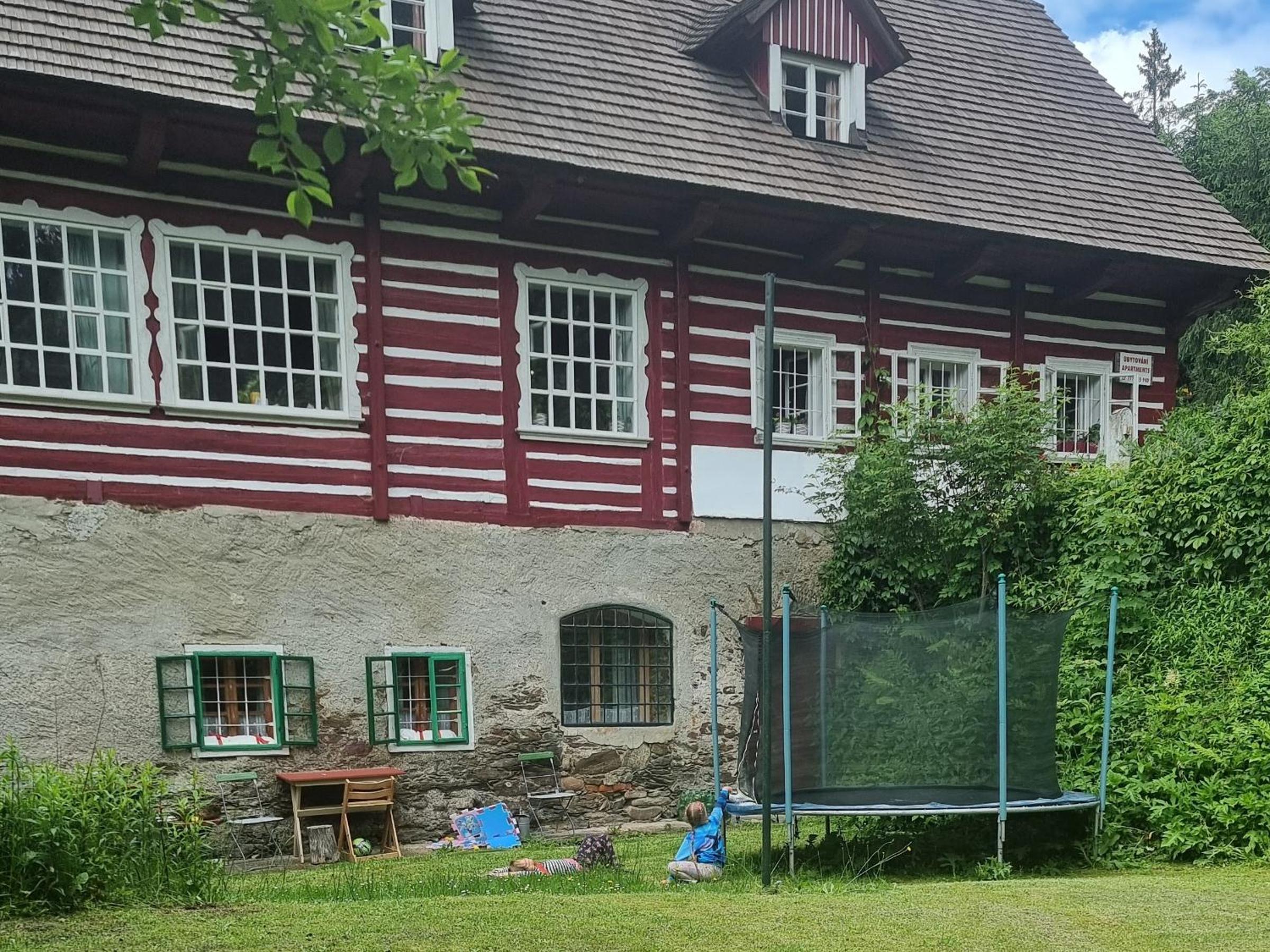 Roubenka Mlýn u skály Deštné v Orlických horách volné termíny 5 bytů