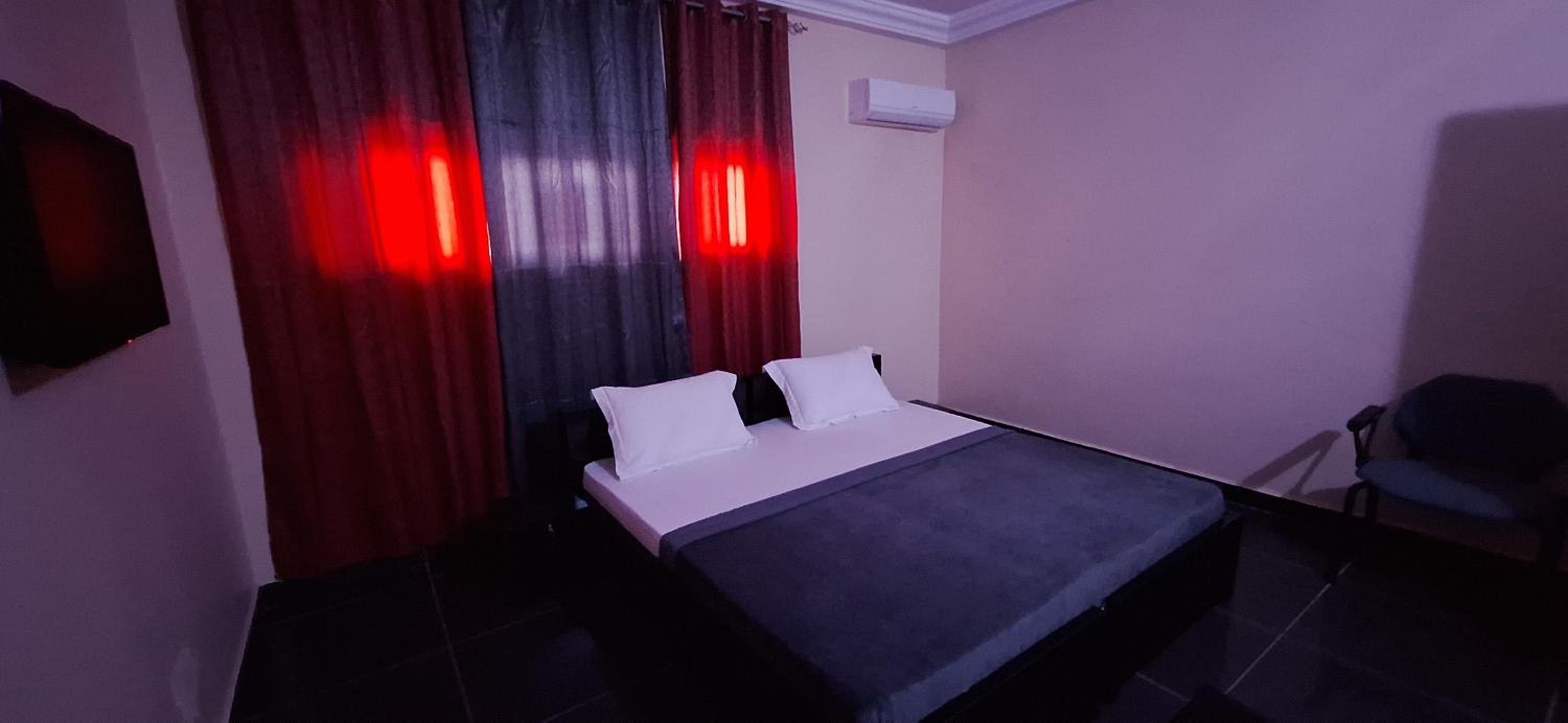 Deluxe Twin Beds Bedroom in Lome Togo