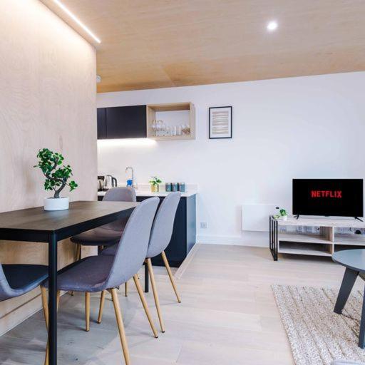 Modern Spacious Apartment Sleeps 5 Free High-Speed Wi-Fi view 2