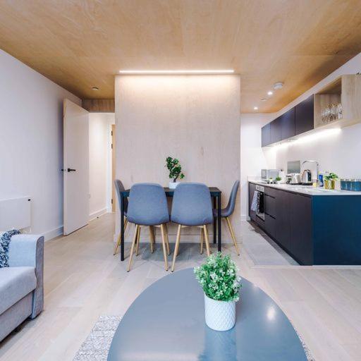 Modern Spacious Apartment Sleeps 5 Free High-Speed Wi-Fi view 5