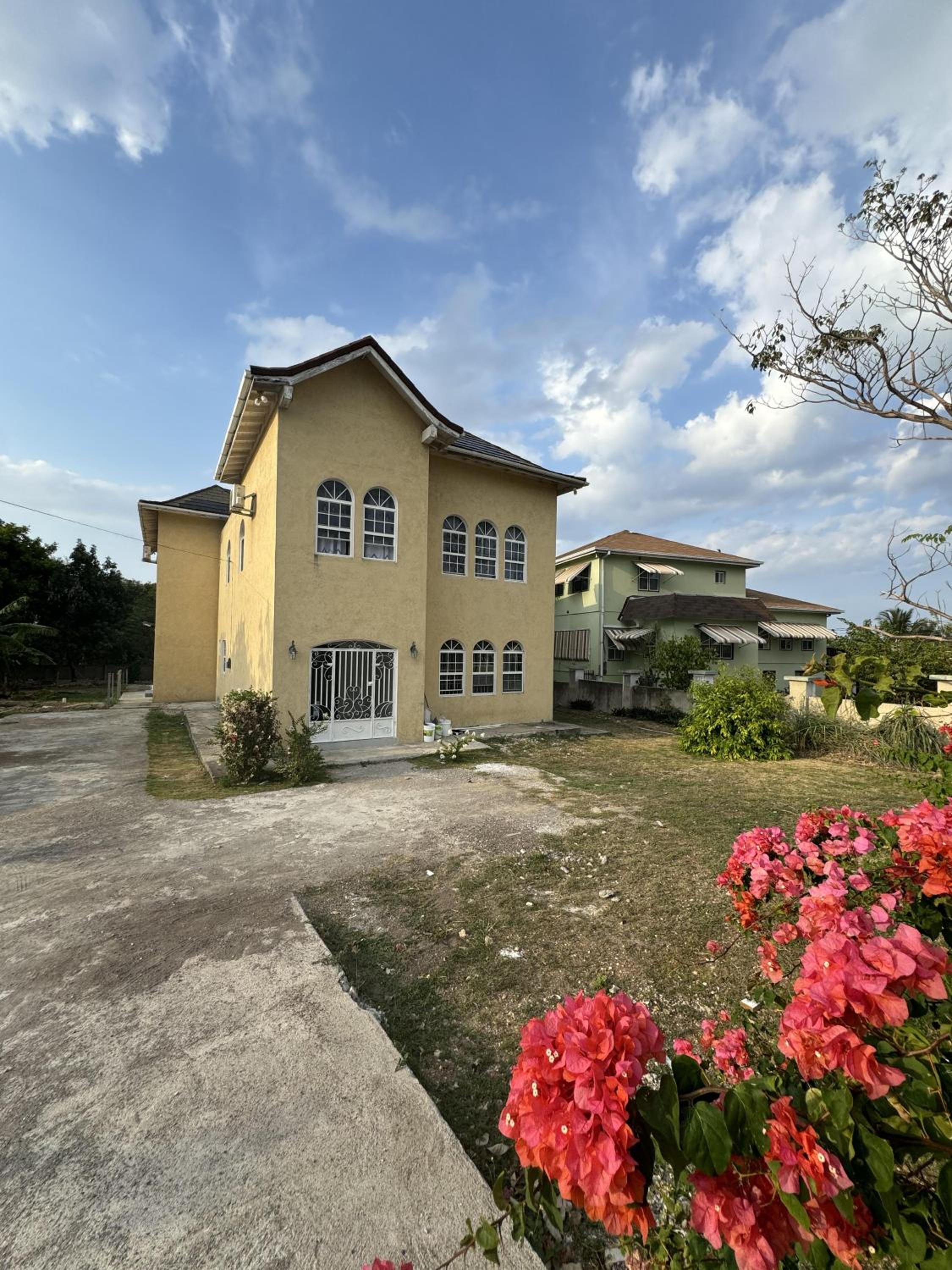 1 Bed - Sleeps 4 - Parking - 5 Min to Beach