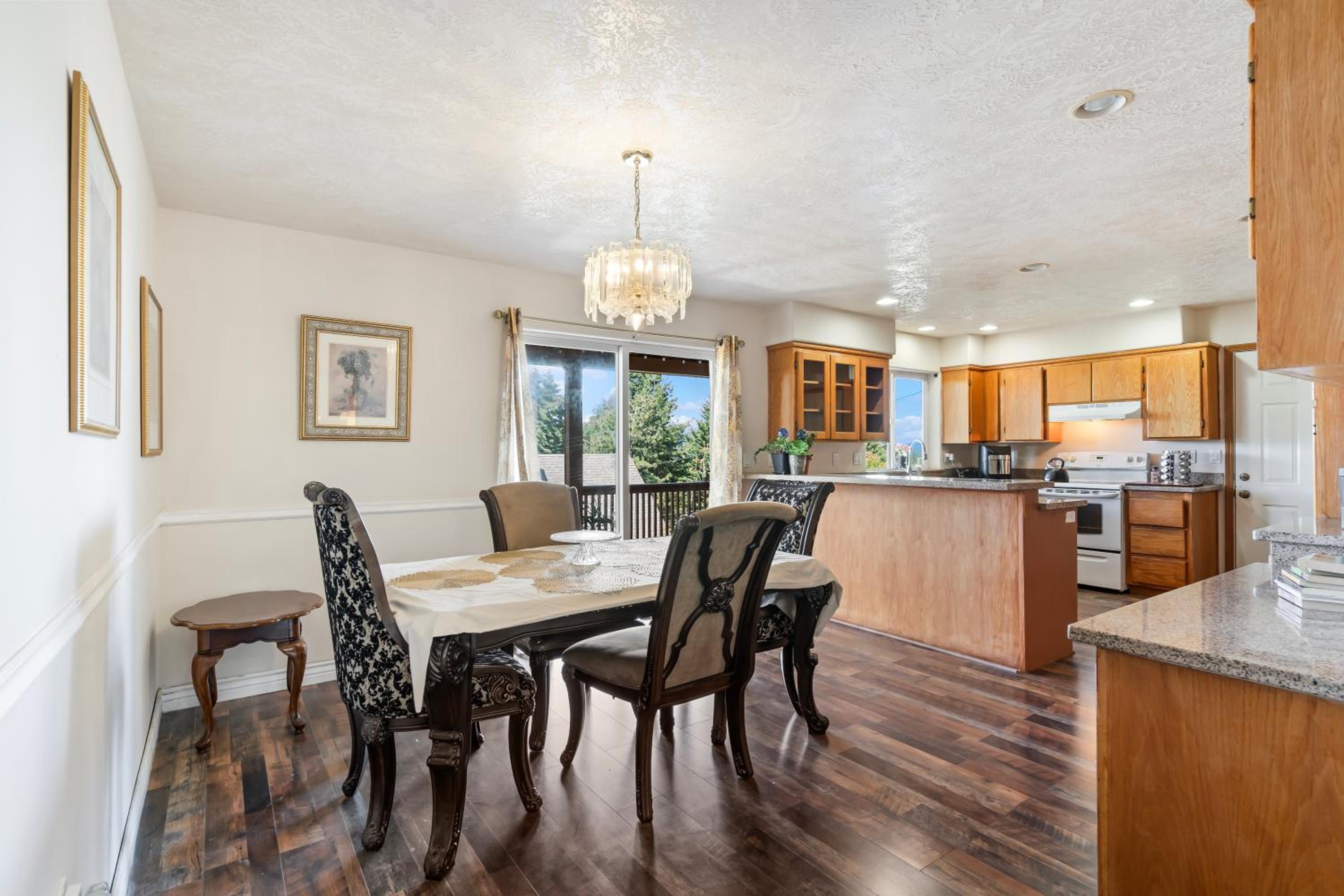 Spacious 7-Bedroom House in peaceful Milwaukie with WIFI, AC, Laundry view 5