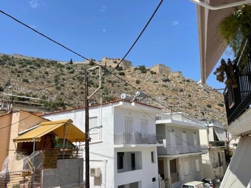 UNDER THE CASTLE en Nafplio