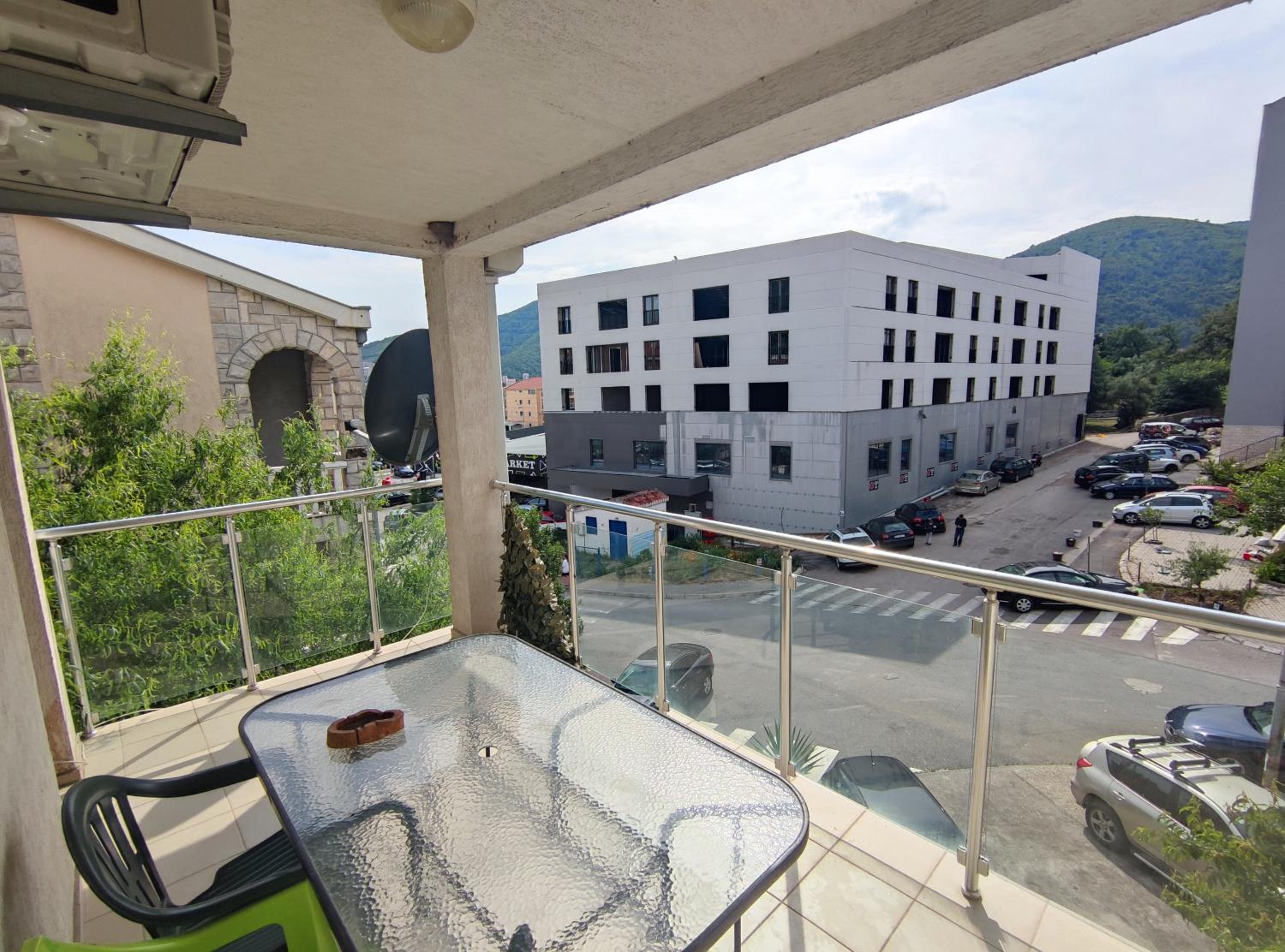 Fun and spacious apartment view 5