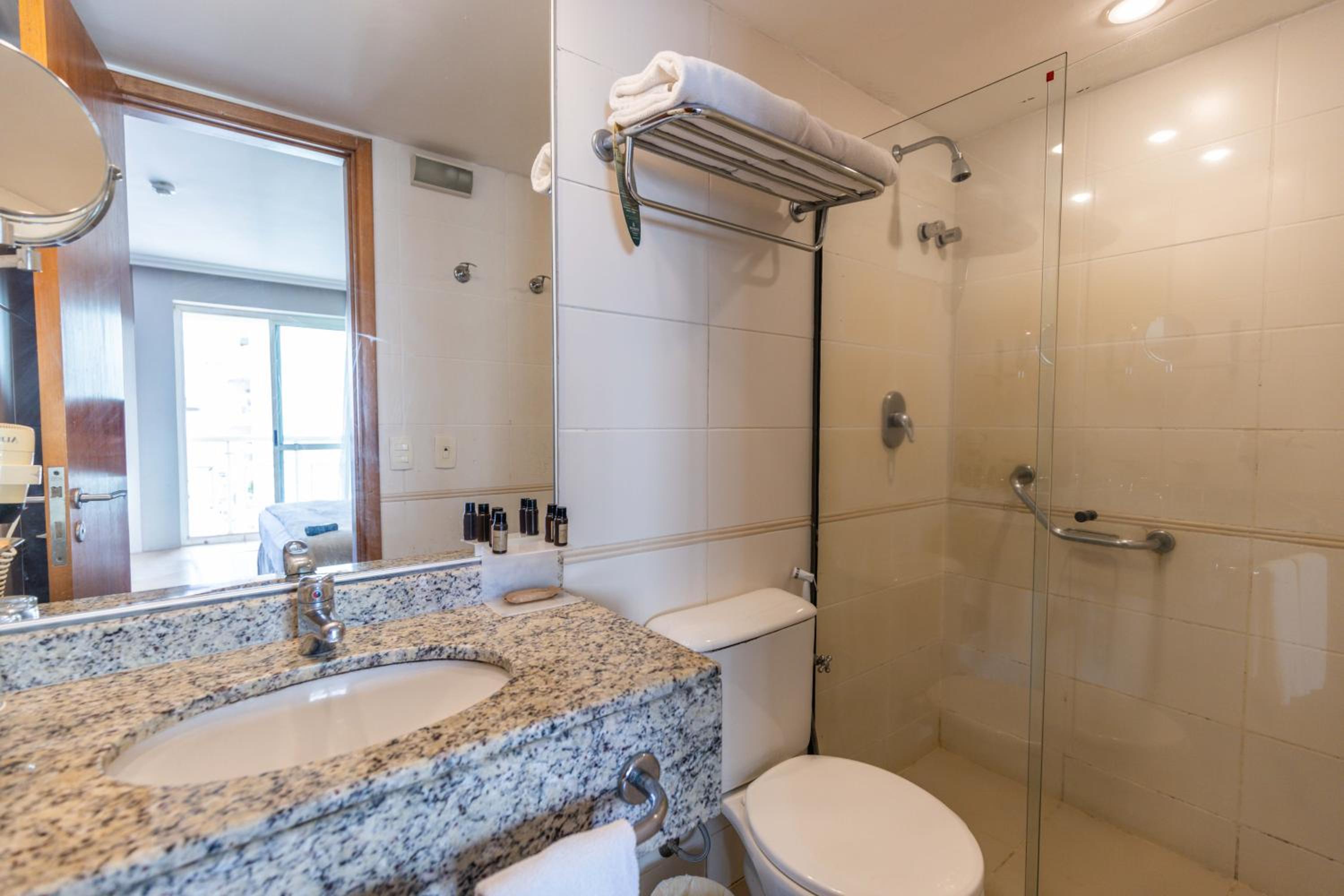 Barra Premium - flat com serviços, recepção 24 horas, piscina, academia e balsa para praia!