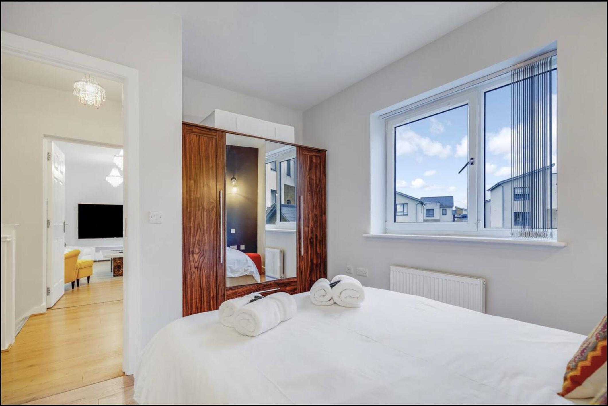 Beautiful Detached House by The Lakes • Driveway Parking • 75'' TV • Snug Room • Yoko Property view 5