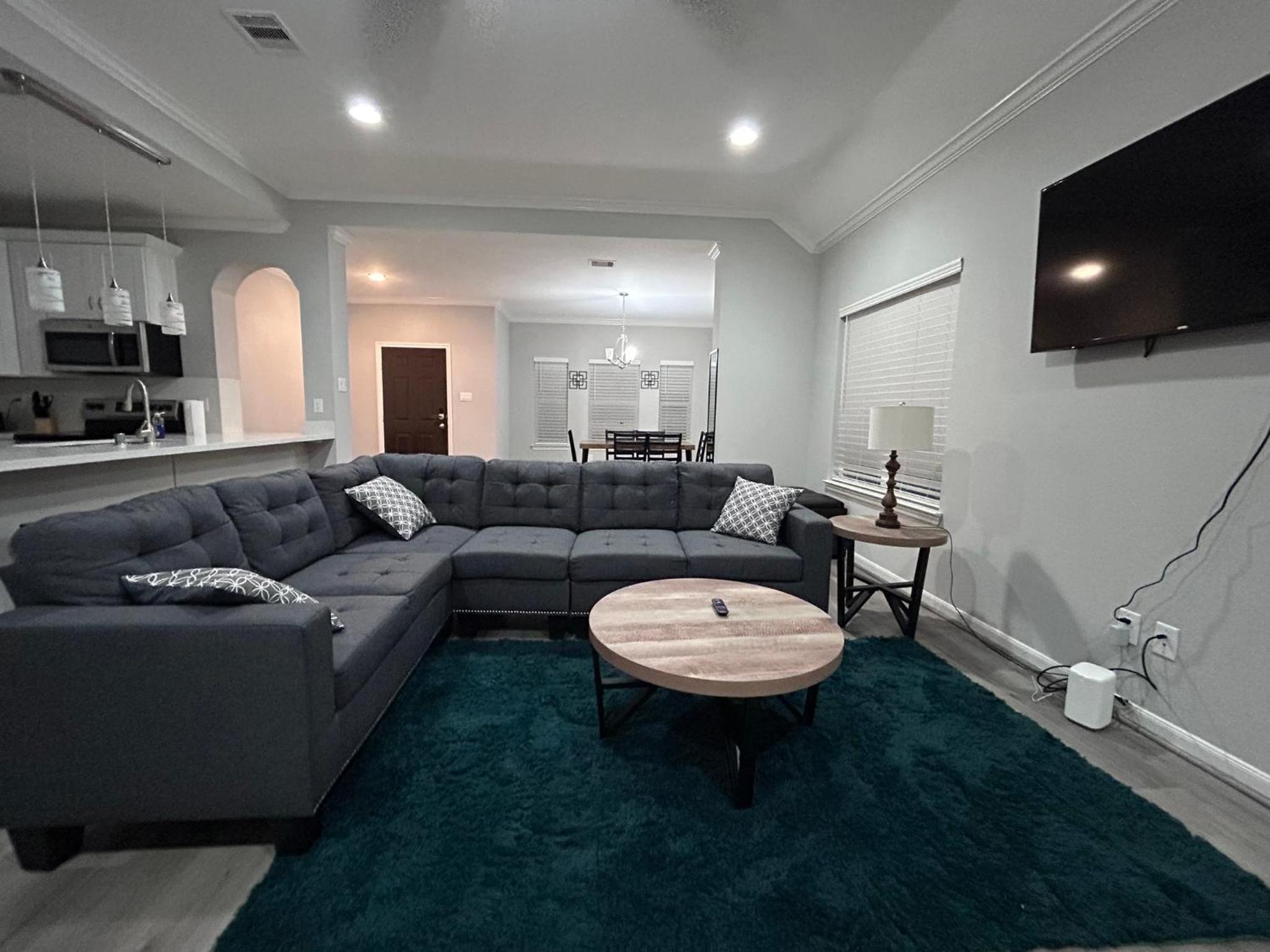 Stunning 3BR Home Near Downtown Houston - Sleeps 8 view 4