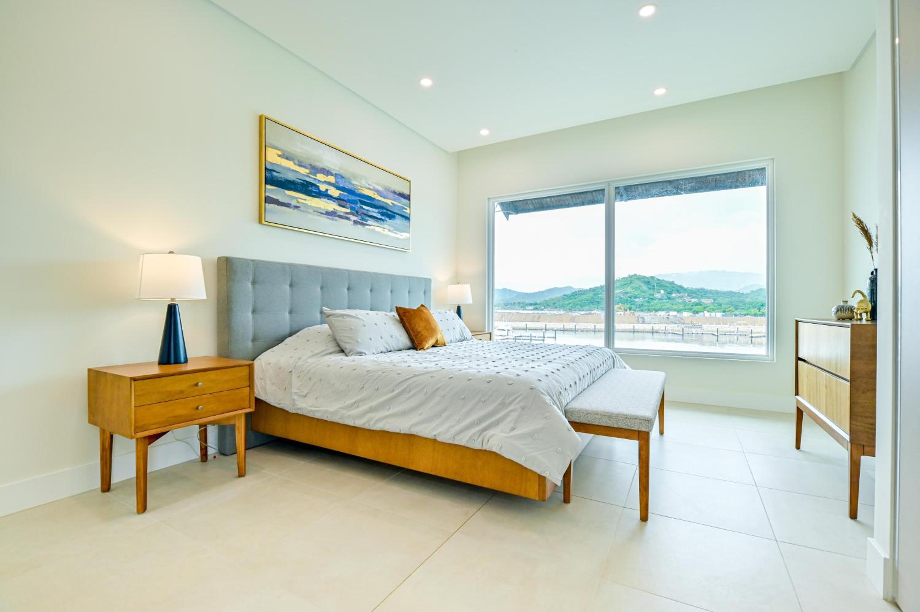 Flamingo Marina - 2BR Condo - Charming Seaview