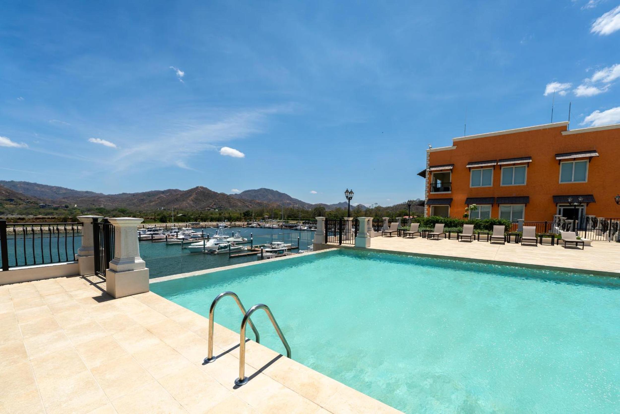 Flamingo Marina - 2BR Condo - Charming Seaview
